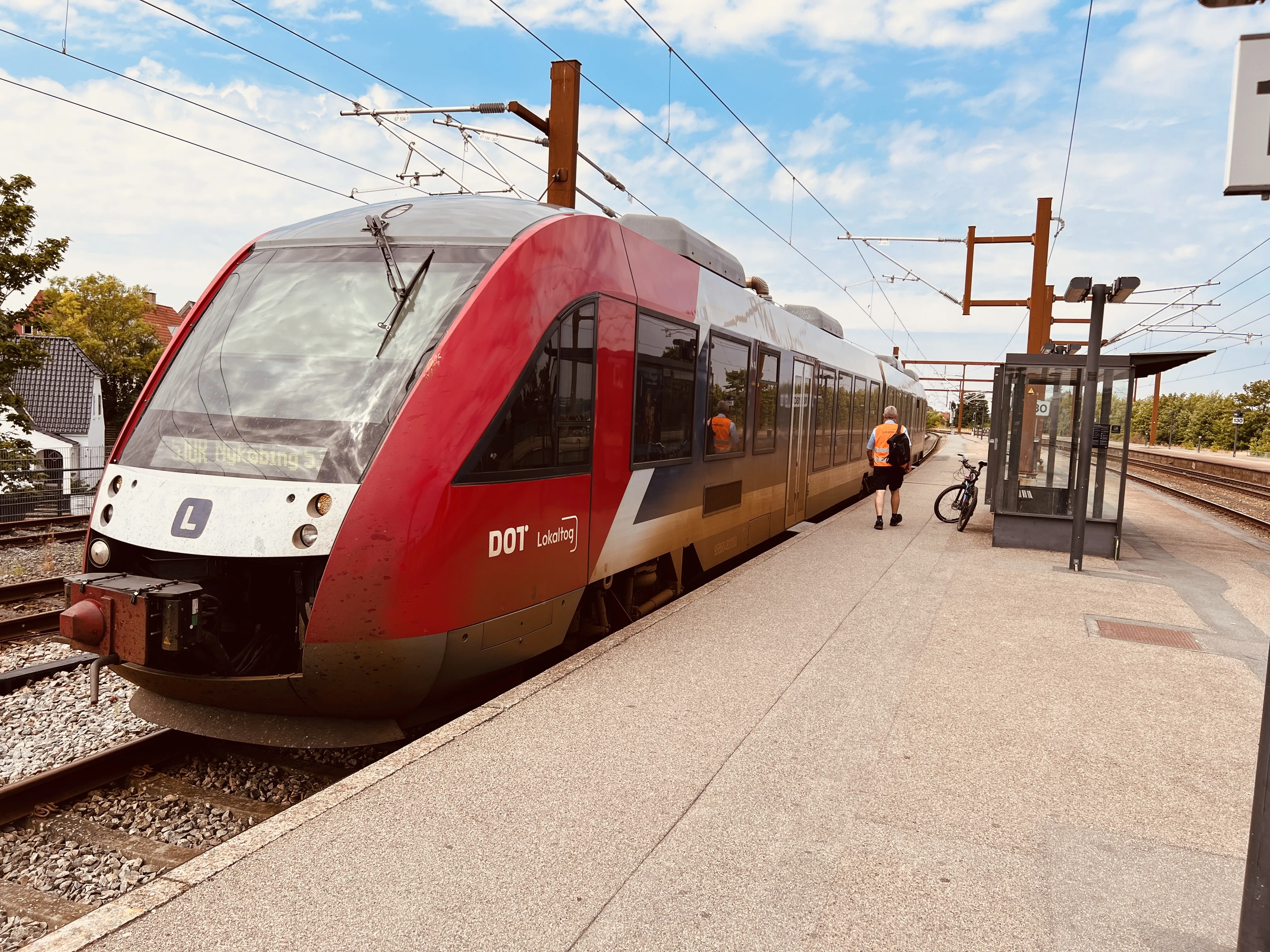 Billede af LT 2026-2126, tidligere VL 2026-2126 fotograferet ud for Holbæk Station. Billede af LT 2026-2126, tidligere VL 2026-2126 fotograferet ud for Holbæk Station.