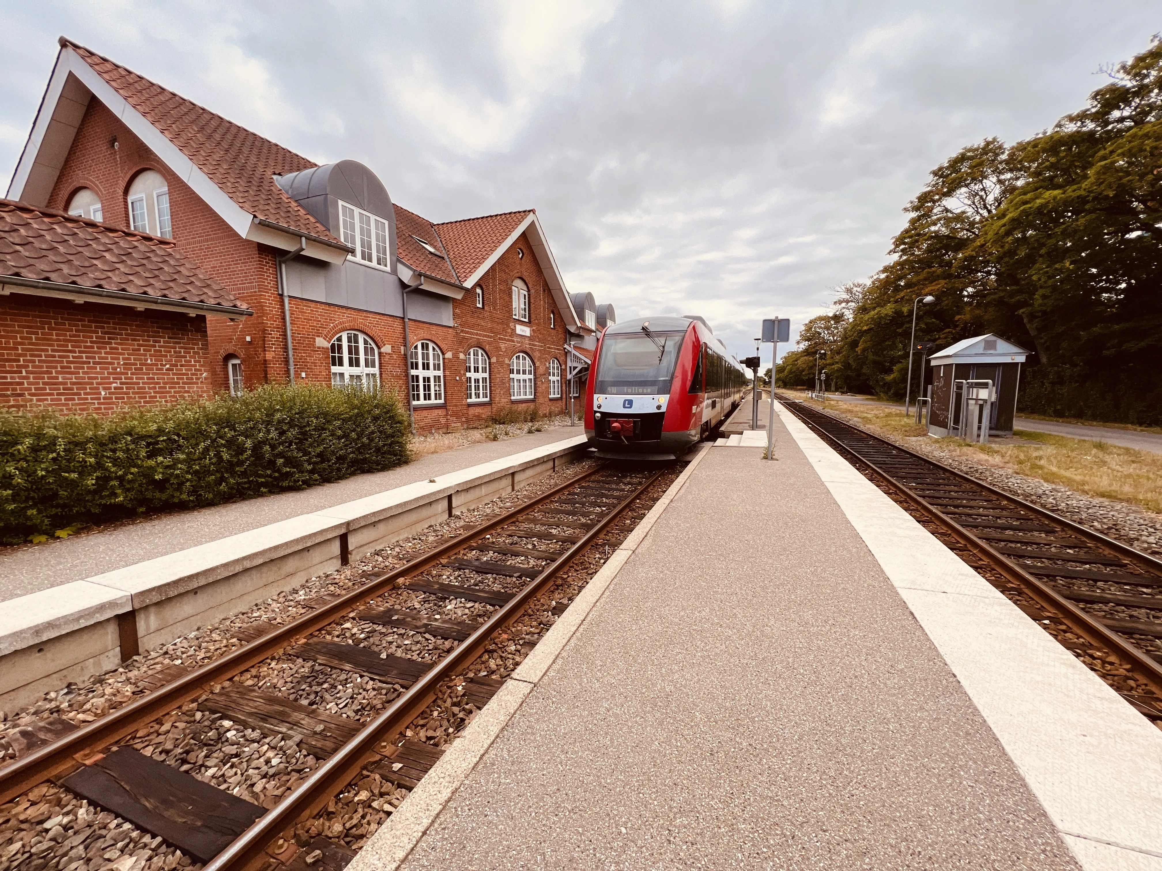 Billede af LT 2028-2128, tidligere VL 2028-2128 fotograferet ud for Høng Station. Billede af LT 2028-2128, tidligere VL 2028-2128 fotograferet ud for Høng Station.