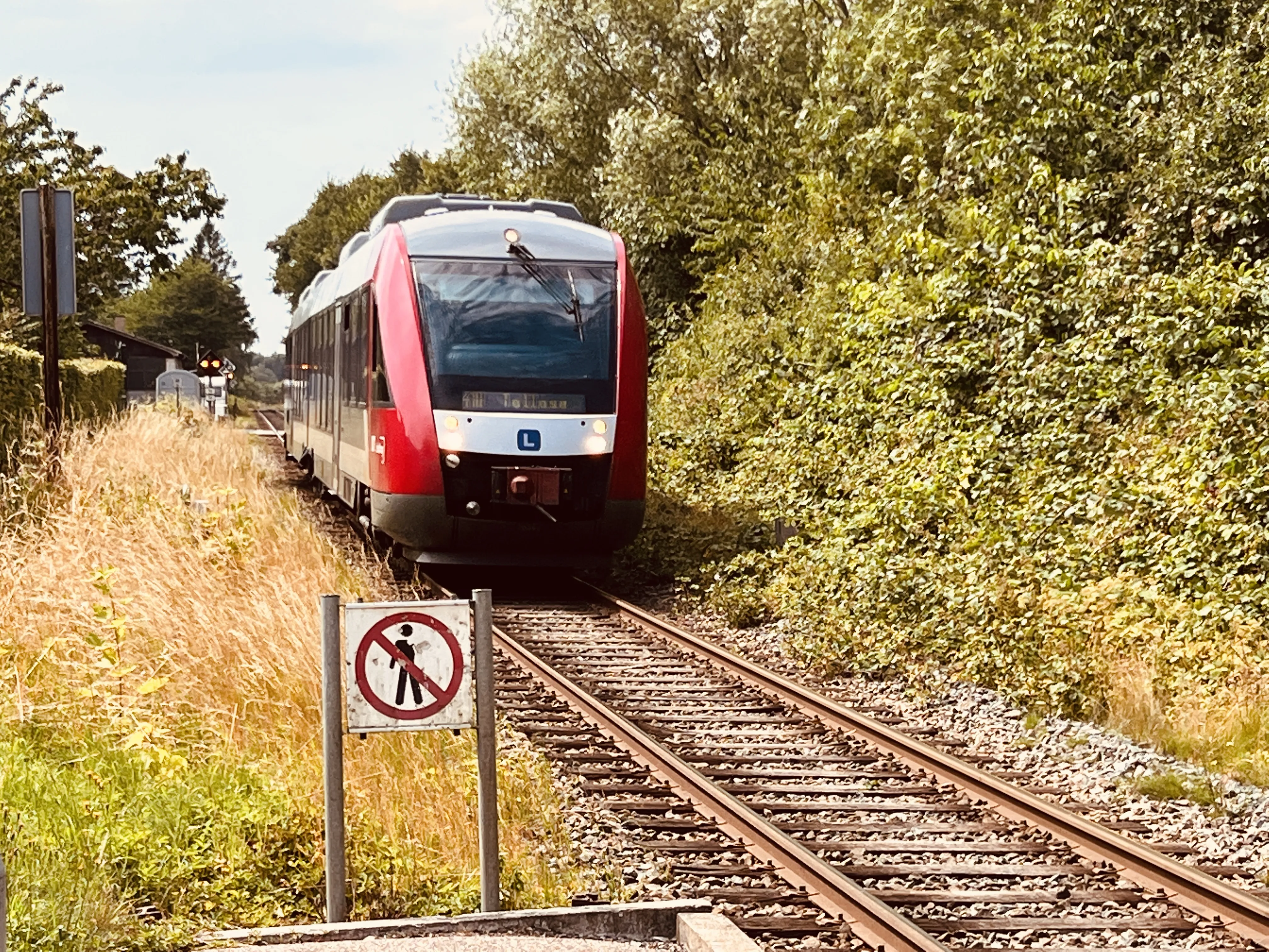 Billede af LT 2028-2128, tidligere VL 2028-2128 fotograferet ud for Vedde Trinbræt. Billede af LT 2028-2128, tidligere VL 2028-2128 fotograferet ud for Vedde Trinbræt.