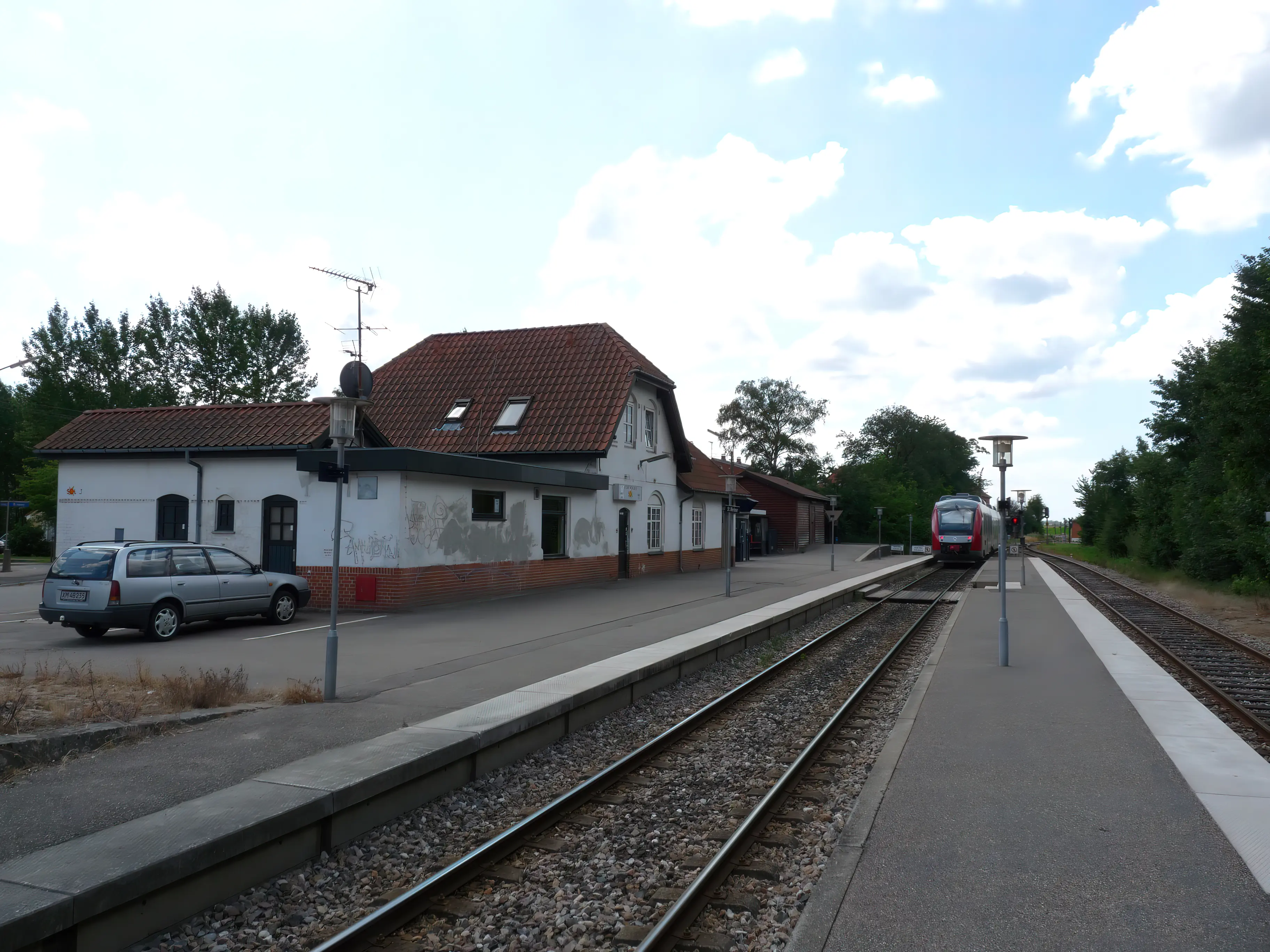 Billede af tog ud for Store Merløse Station.