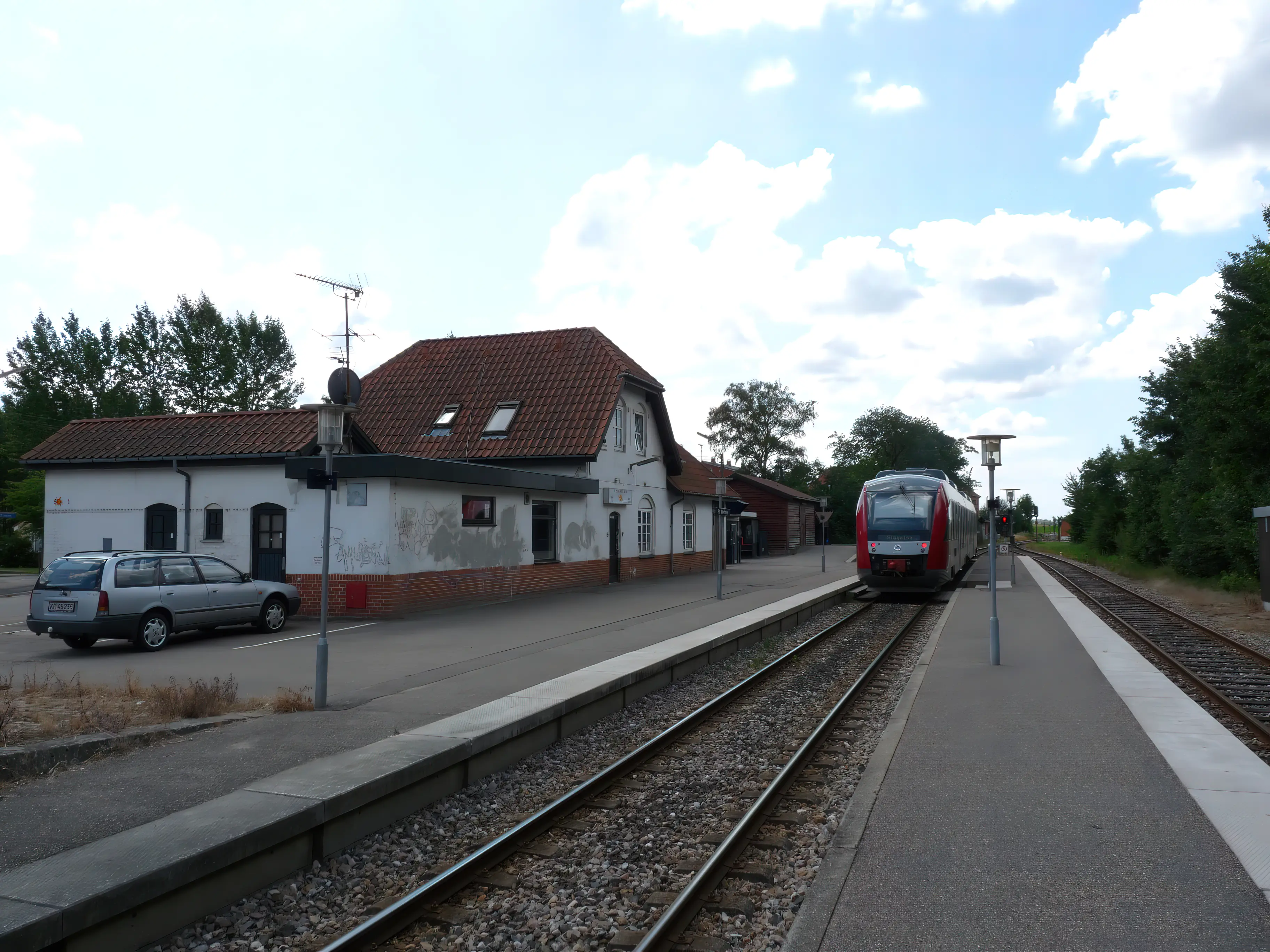 Billede af tog ud for Store Merløse Station.