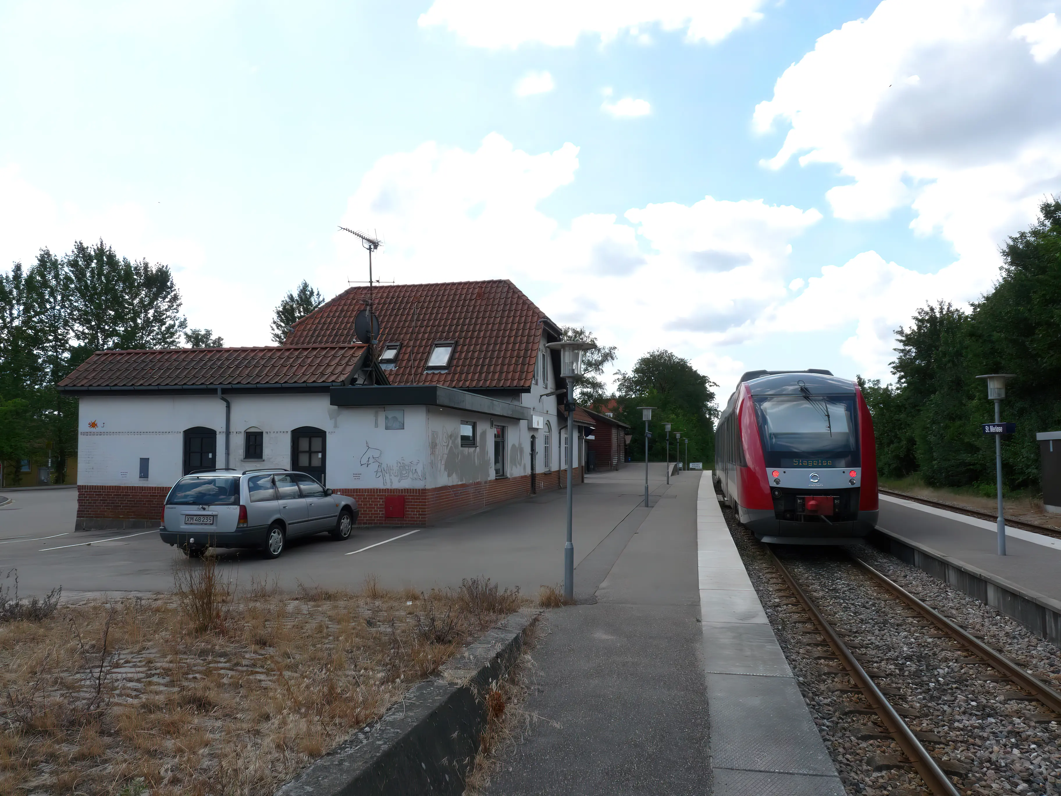 Billede af tog ud for Store Merløse Station.