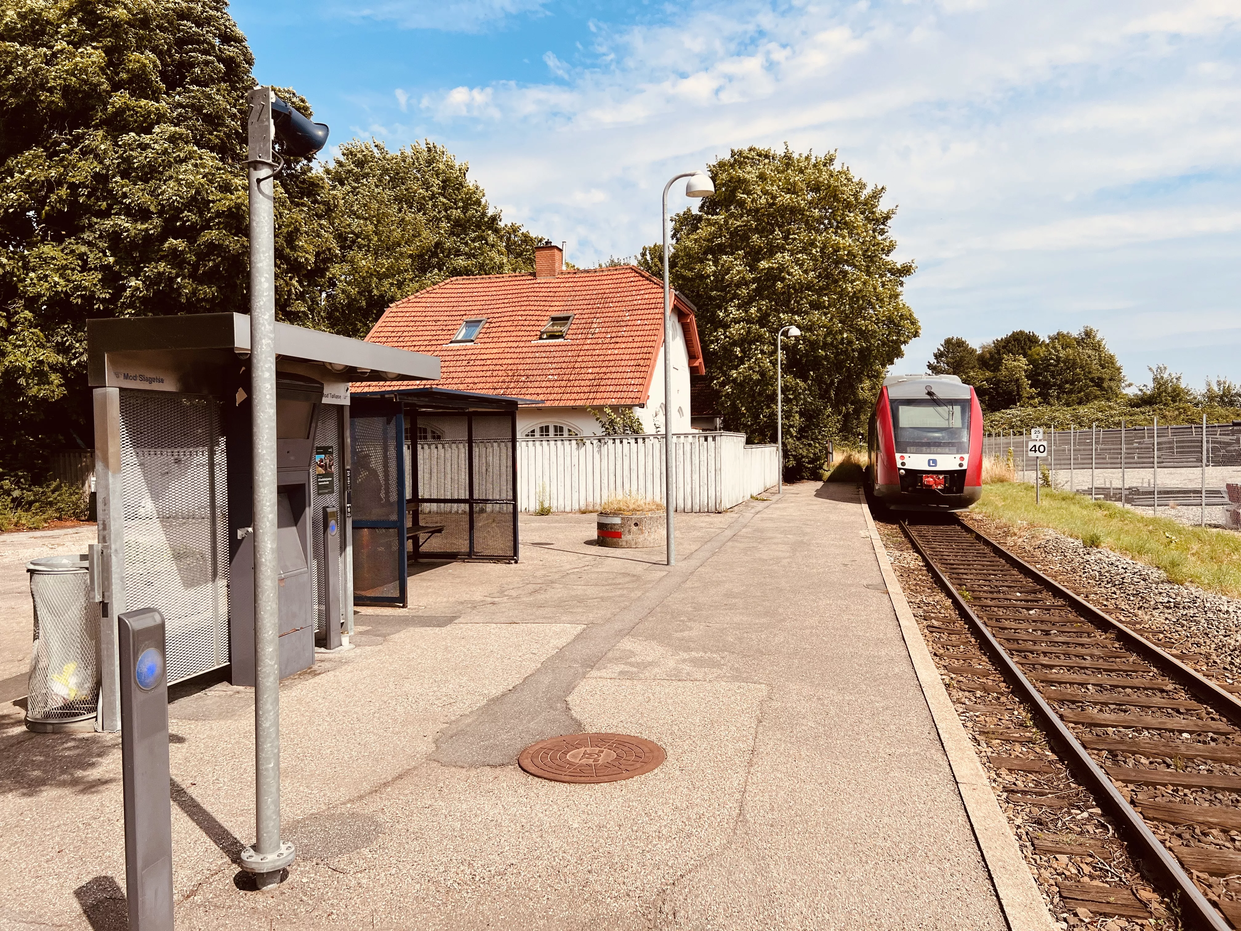 Billede af tog ud for Nyrup Station. Billede af tog ud for Nyrup Station.