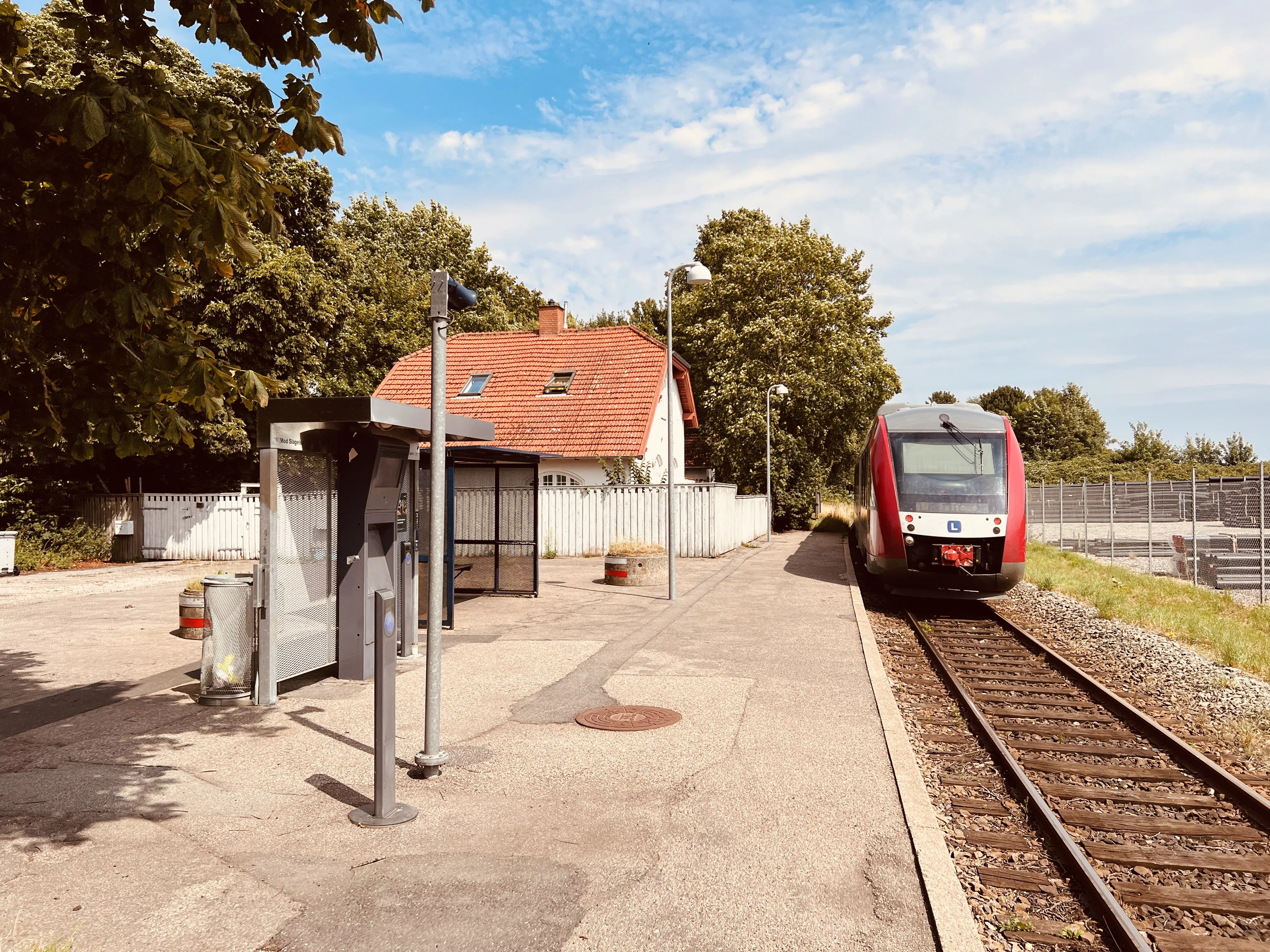 Billede af tog ud for Nyrup Station. Billede af tog ud for Nyrup Station.