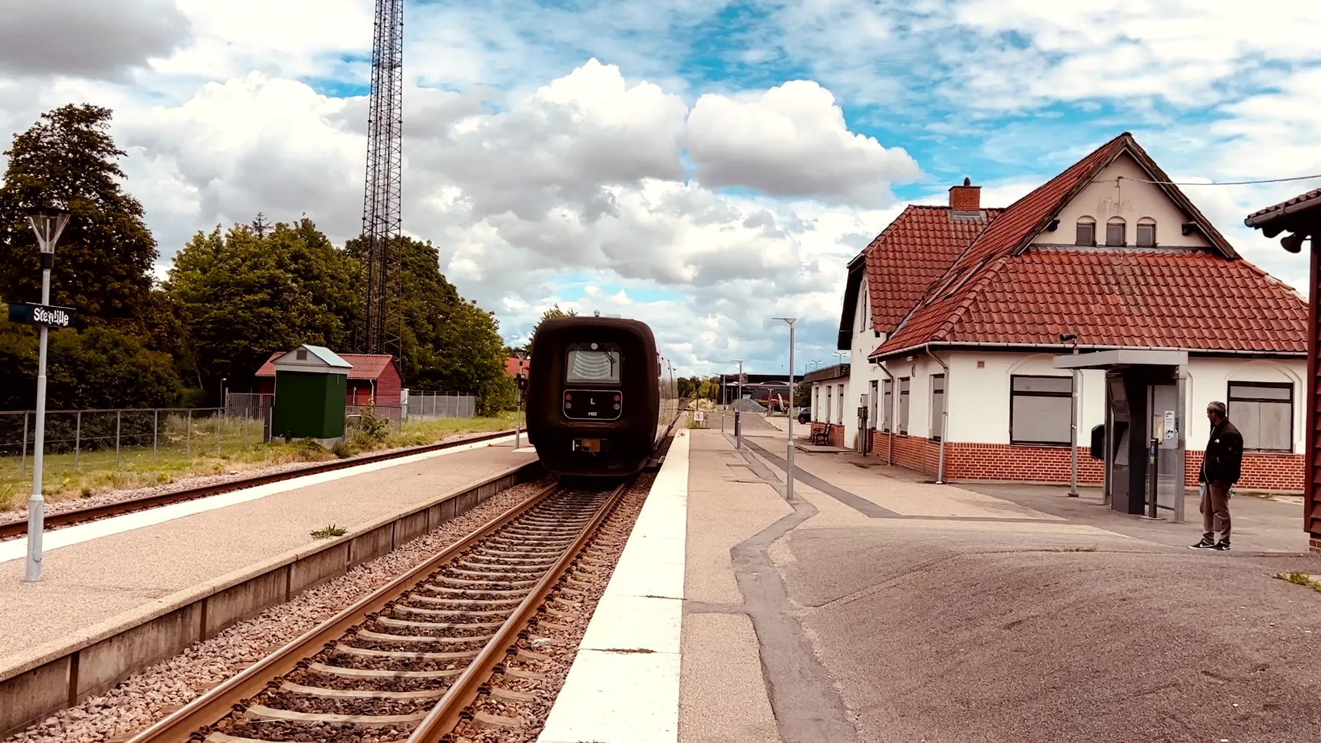Billede af tog ud for Stenlille Station. Billede af tog ud for Stenlille Station.