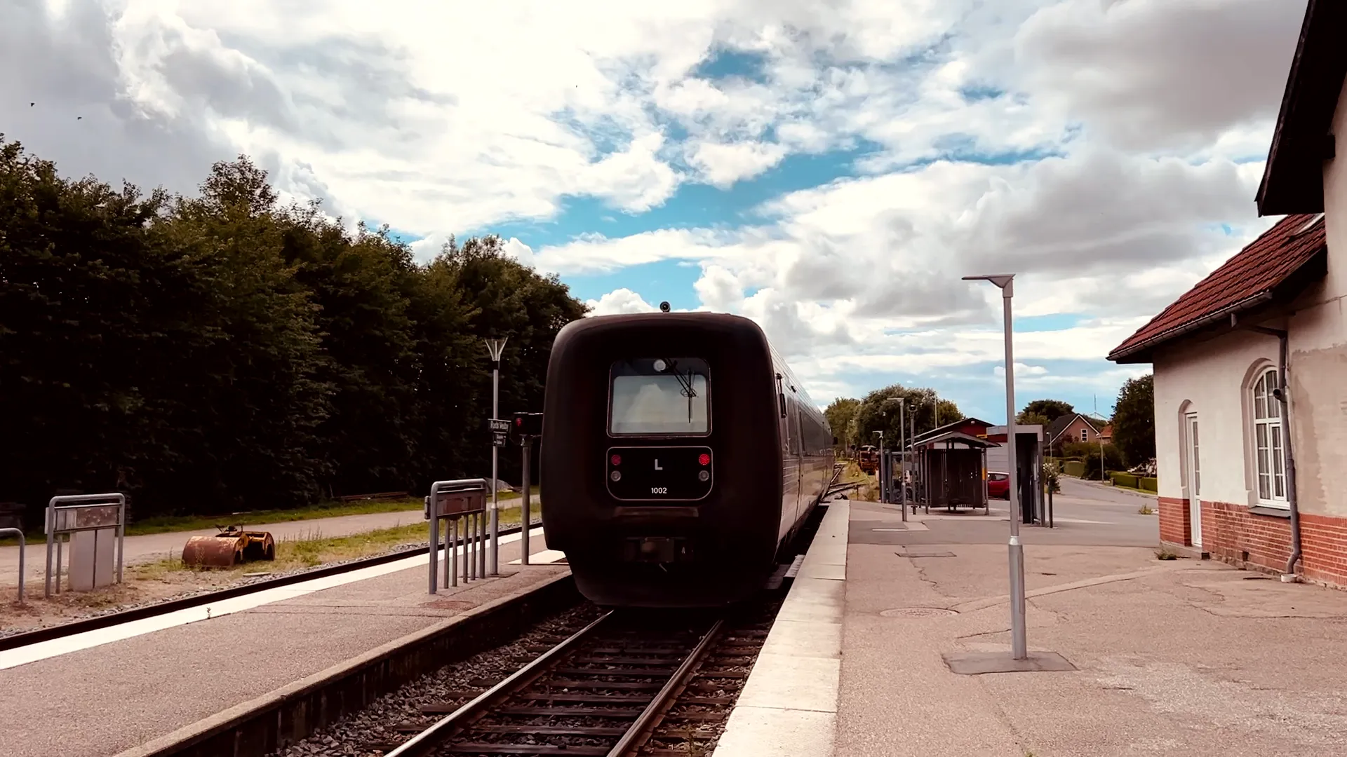 Billede af tog ud for Ruds Vedby Station. Billede af tog ud for Ruds Vedby Station.