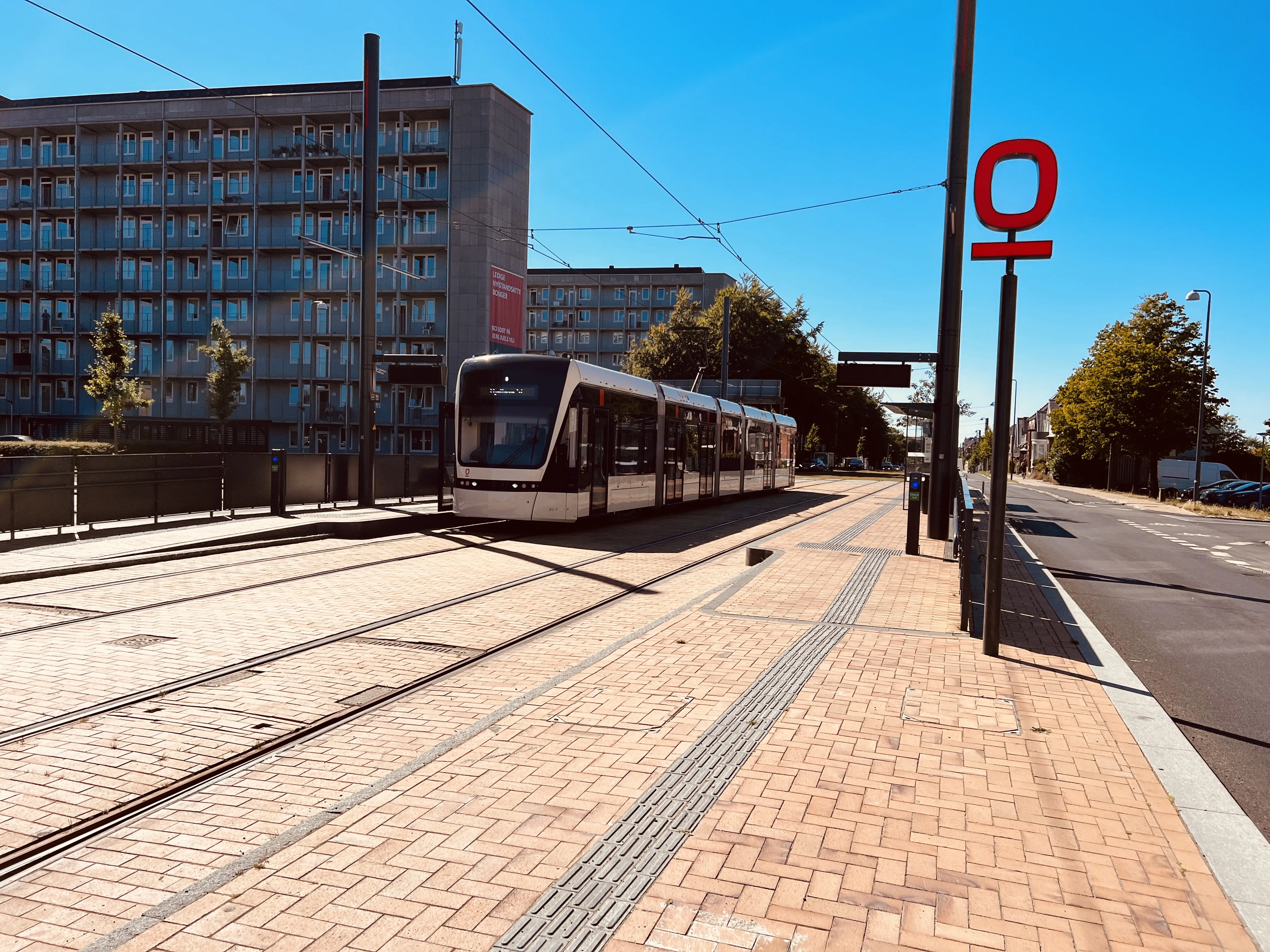 Billede af Odense Letbane togsæt 01 fotograferet ud for Korsløkke Letbanestation. Billede af Odense Letbane togsæt 01 fotograferet ud for Korsløkke Letbanestation.