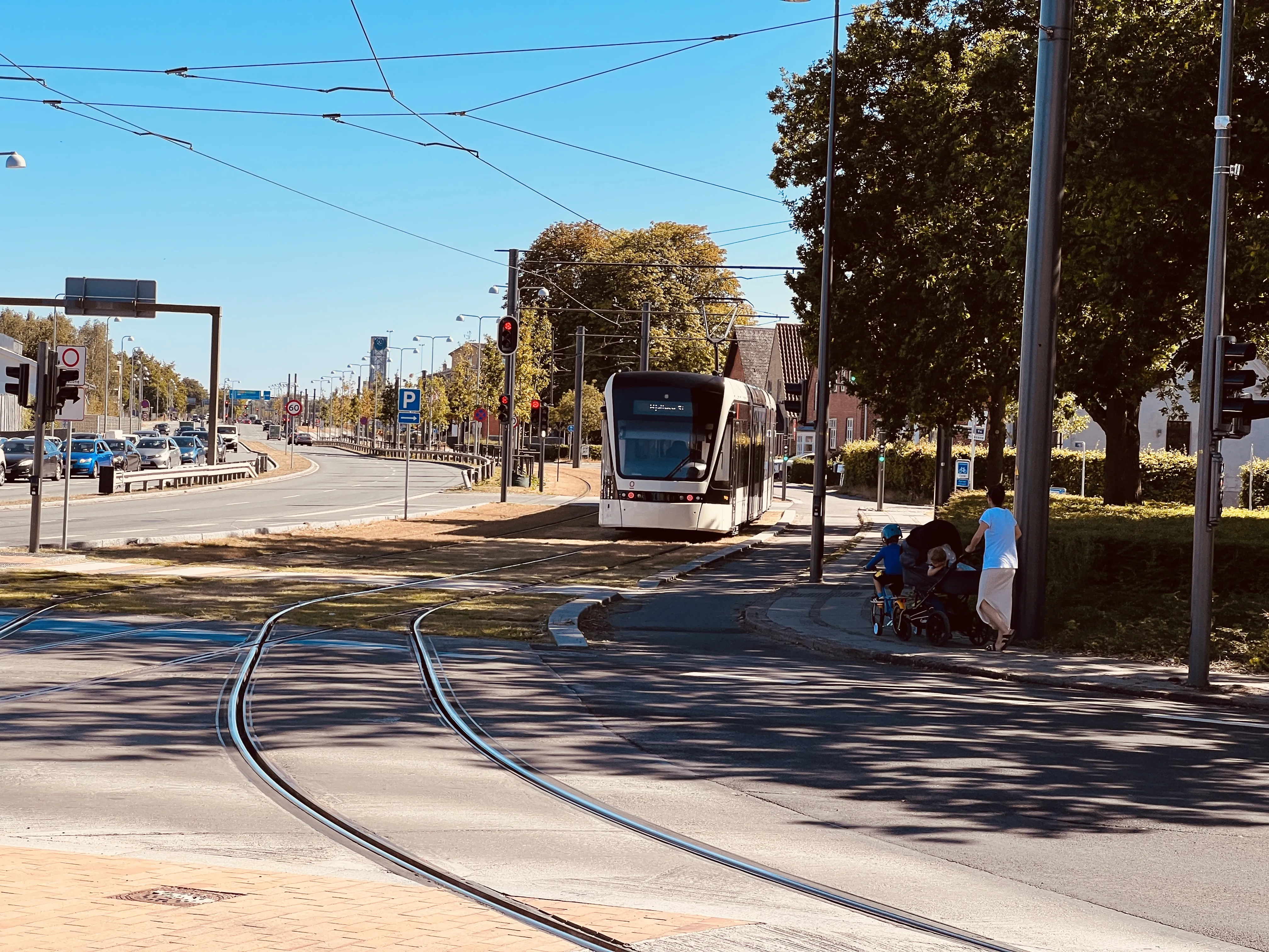 Billede af Odense Letbane togsæt 01 fotograferet ud for Korsløkke Letbanestation. Billede af Odense Letbane togsæt 01 fotograferet ud for Korsløkke Letbanestation.