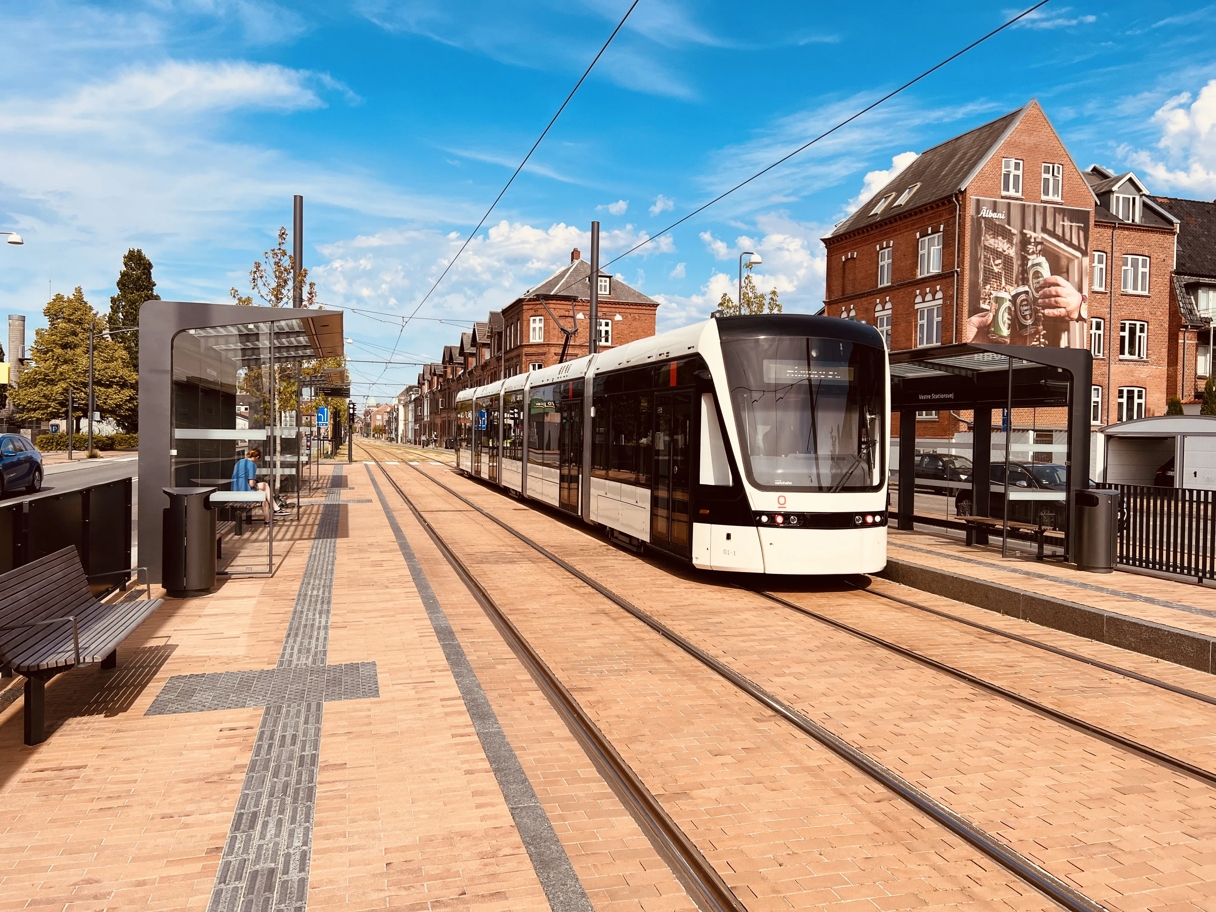 Billede af Odense Letbane togsæt 01 fotograferet ud for Vestre Stationsvej Letbanestation. Billede af Odense Letbane togsæt 01 fotograferet ud for Vestre Stationsvej Letbanestation.