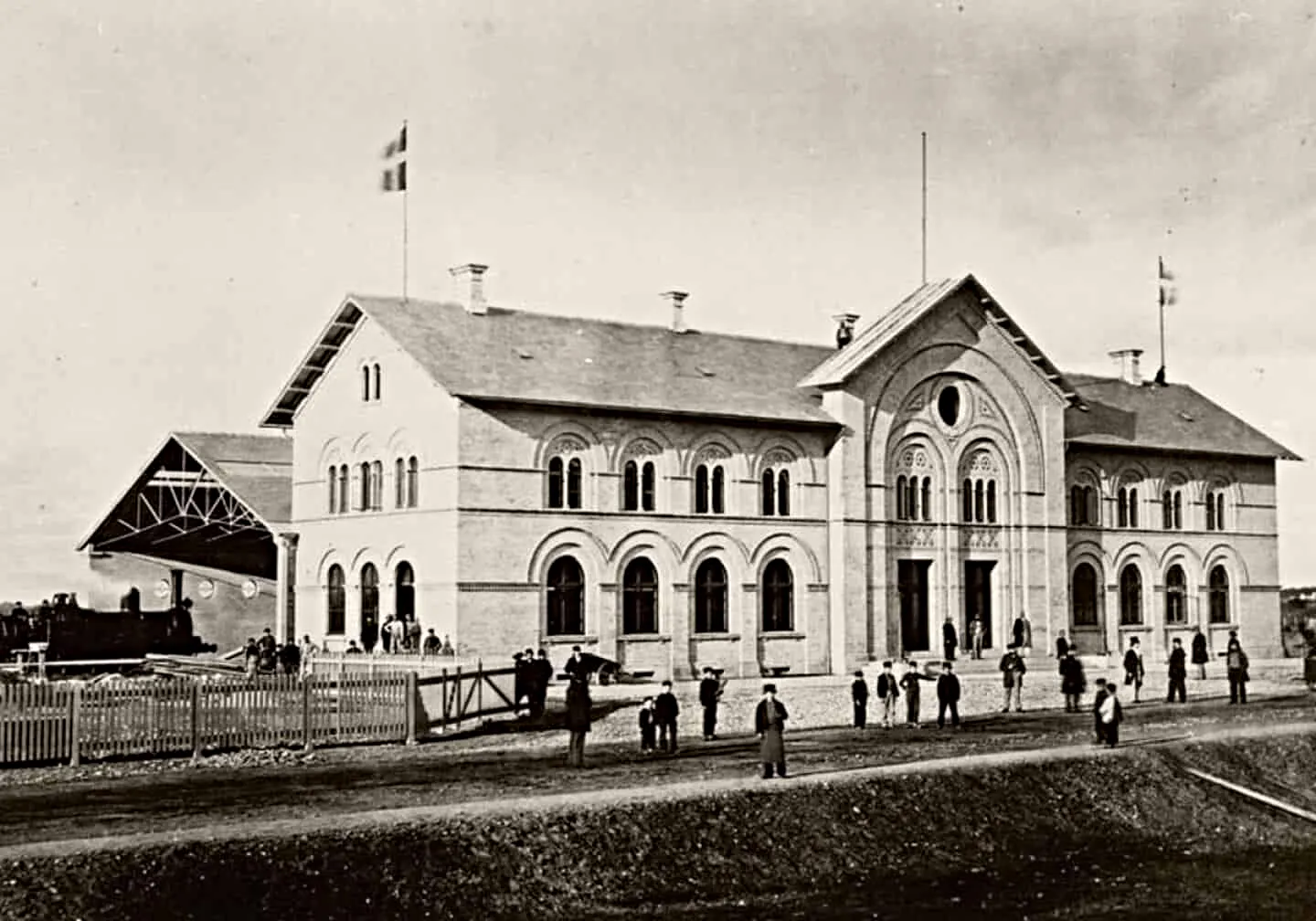 Billede af Odense Banegård ved indvielsen. Billede af Odense Banegård ved indvielsen.