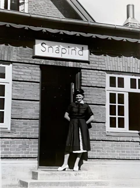 Billede af Snapind Holdeplads med "stationsforstander" Tove Andersen, der havde været bestyrer fra den 1. april 1954 til banens lukning, hvor Tove Andersen fortsatte som bestyrer af posthuset til den 31. marts 1967. Billede af Snapind Holdeplads med "stationsforstander" Tove Andersen, der havde været bestyrer fra den 1. april 1954 til banens lukning, hvor Tove Andersen fortsatte som bestyrer af posthuset til den 31. marts 1967.