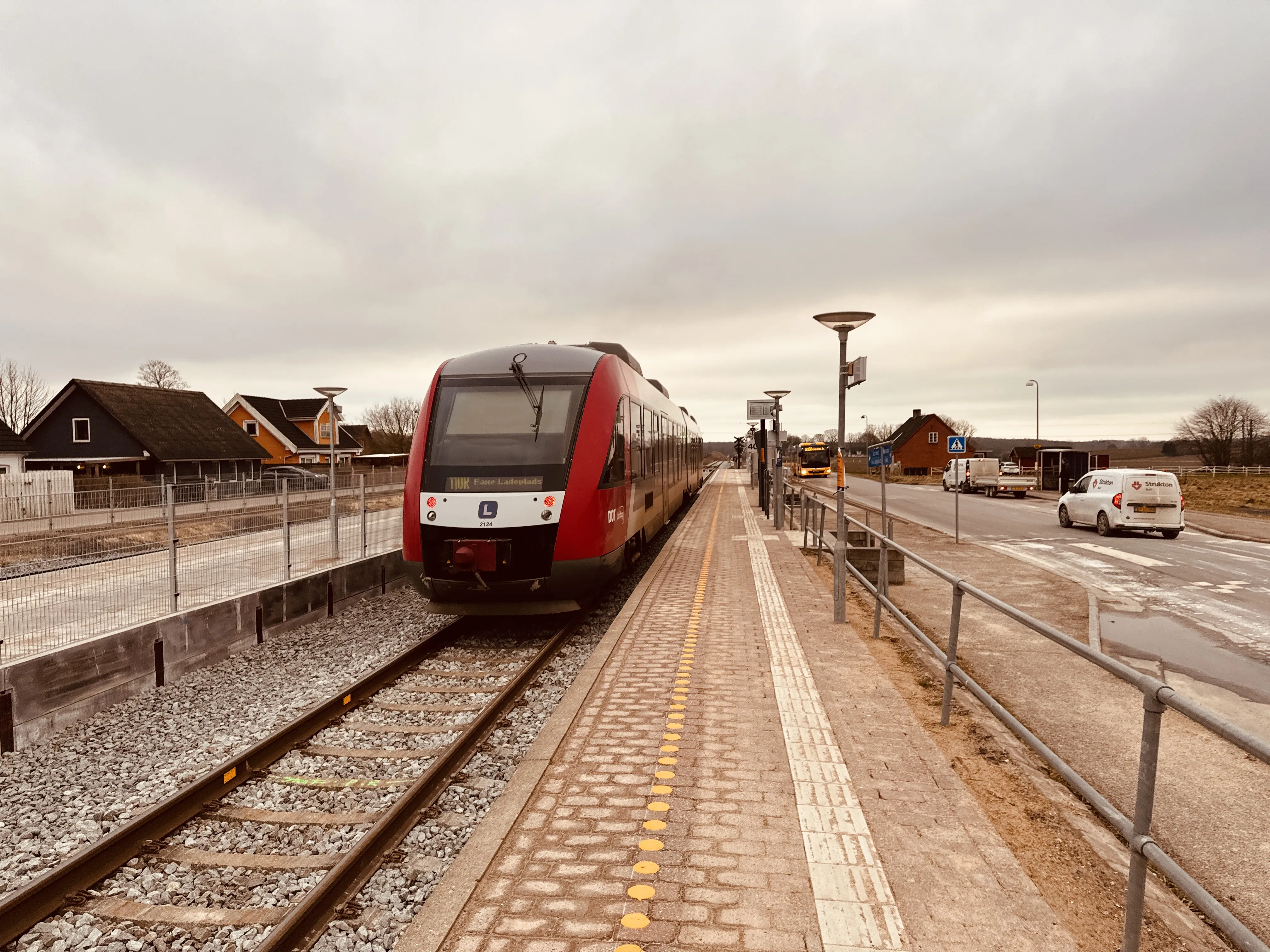 Billede af LT 2024-2124, tidligere VL 2024-2124 fotograferet ud for Faxe Syd Trinbræt.