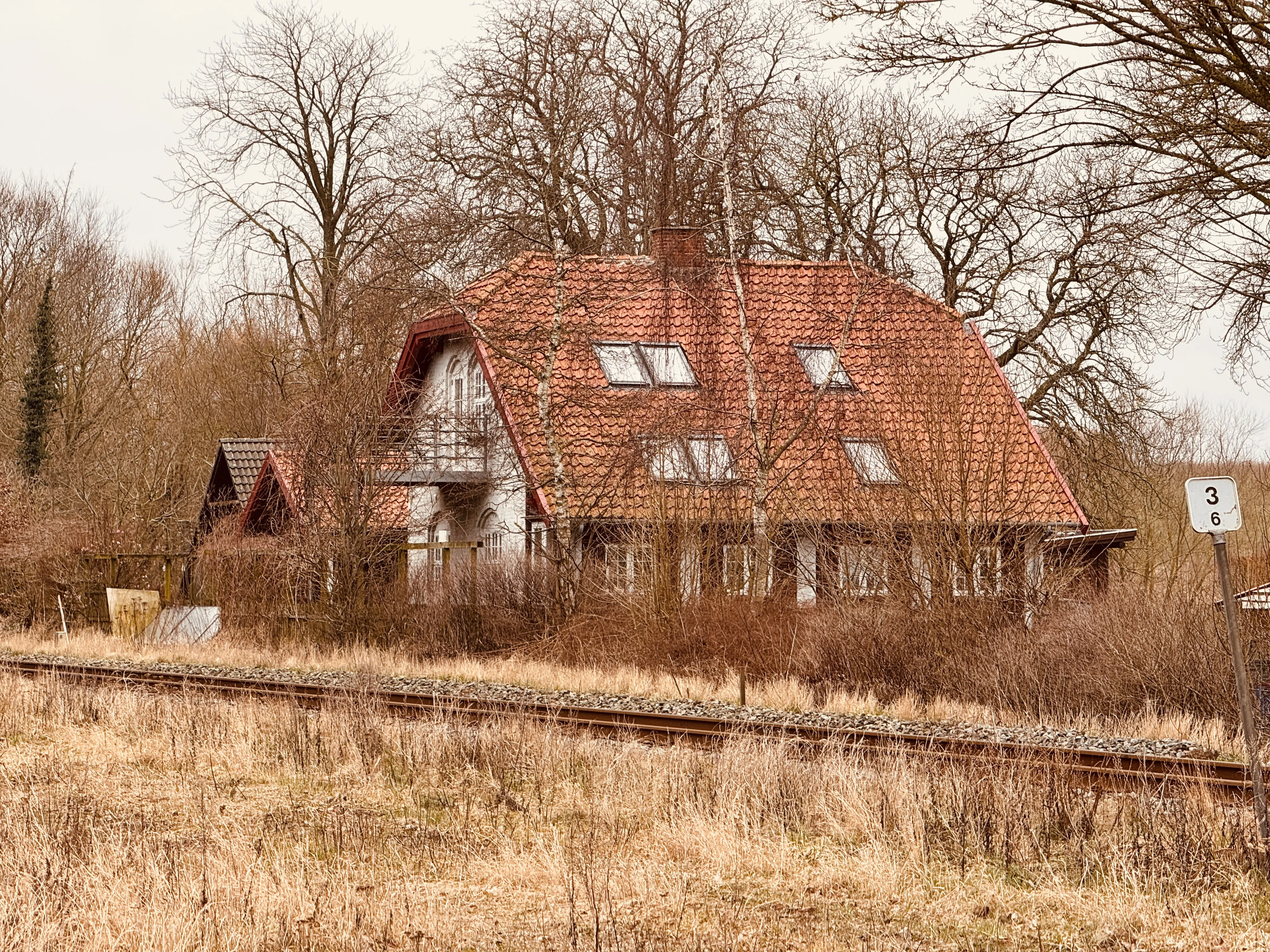 Billede af Kulby Station godt gemt bag træerne.