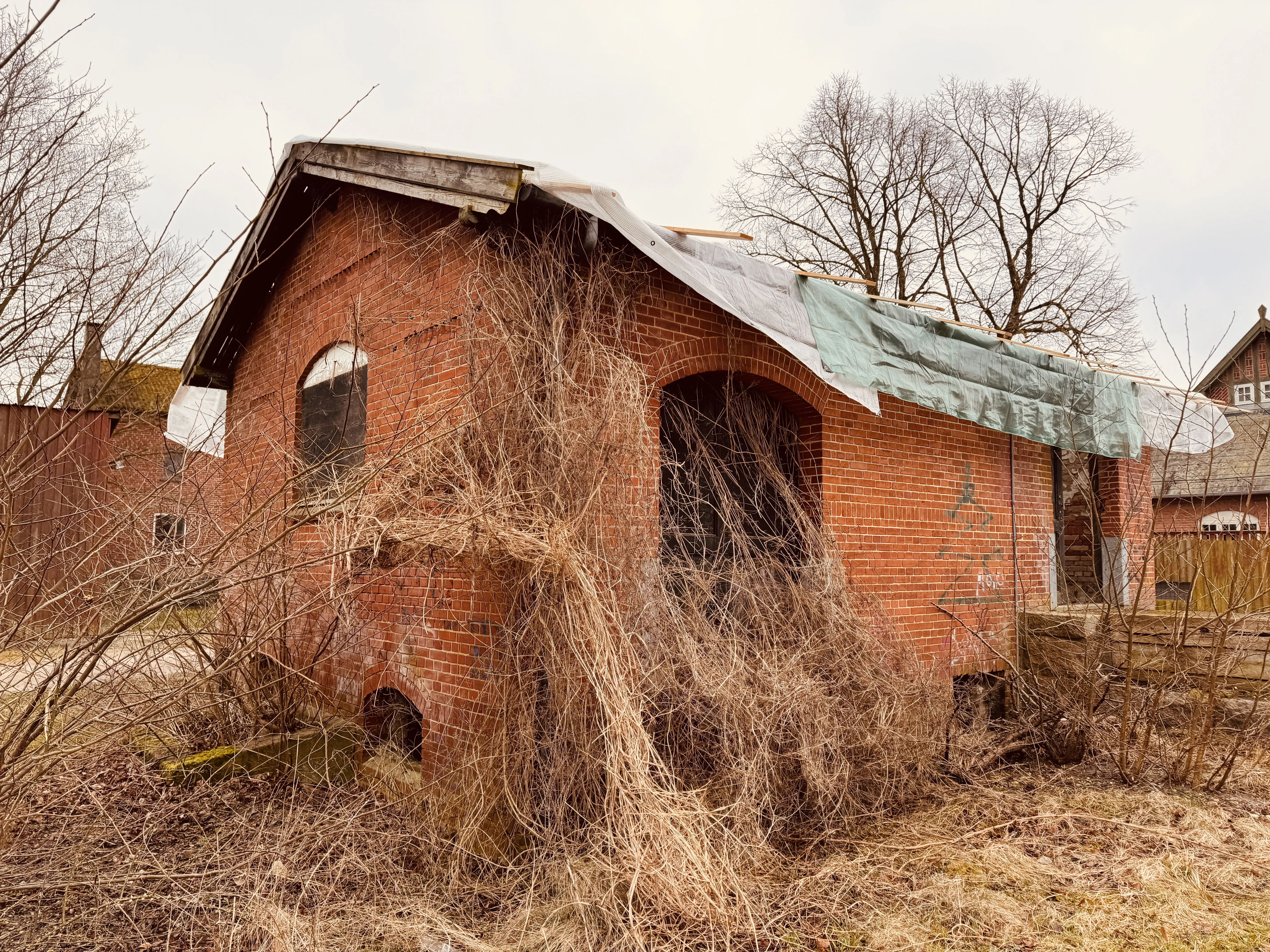 Billede af Vedde Stations varehus, som Lokaltog startede nedrivning af den 15. februar 2024. Nedrivningen er dog midlertidig stoppet af Sorø kommune frem til den 1. april 2024- Billede af Vedde Stations varehus, som Lokaltog startede nedrivning af den 15. februar 2024. Nedrivningen er dog midlertidig stoppet af Sorø kommune frem til den 1. april 2024-