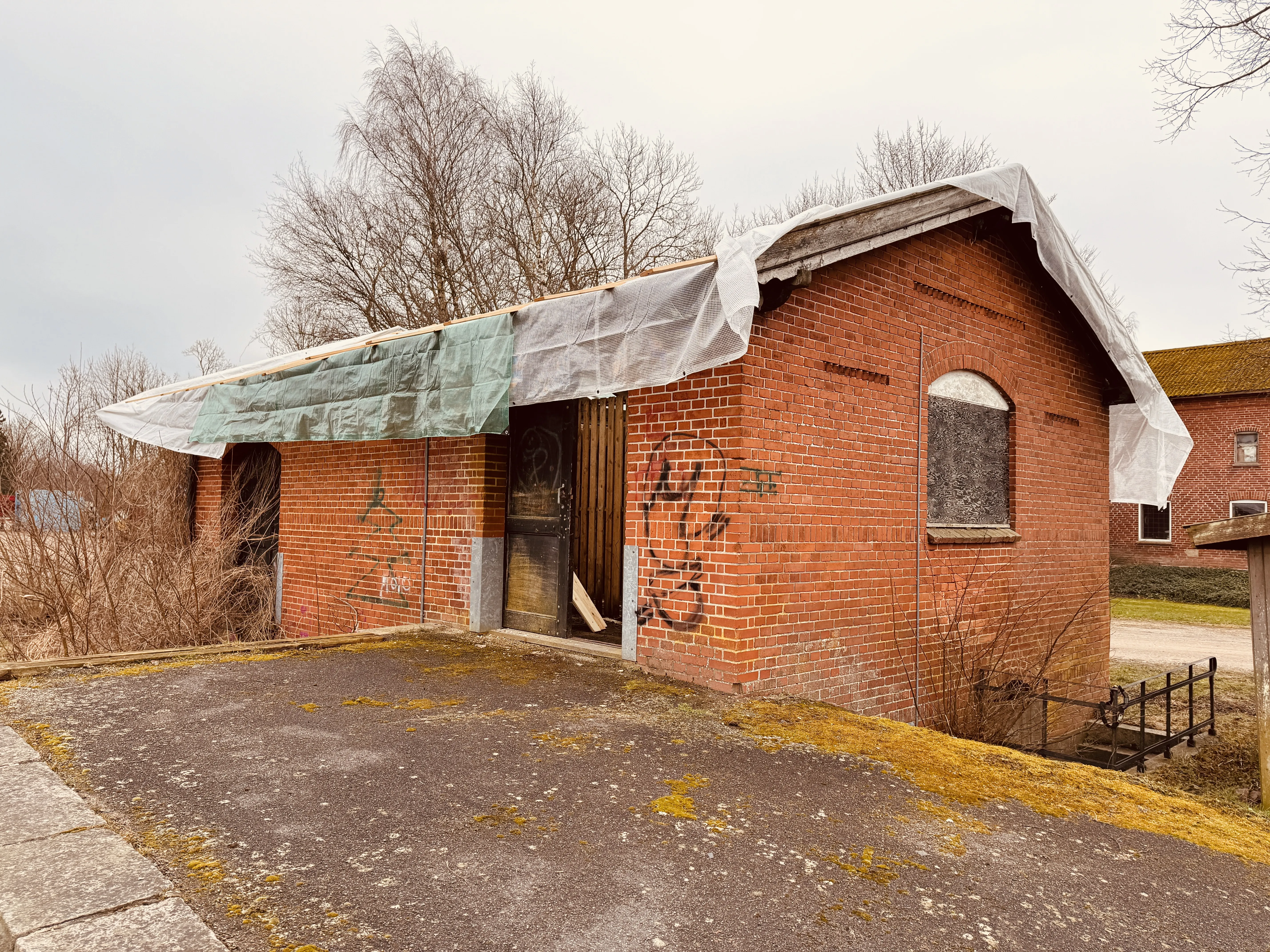 Billede af Vedde Stations varehus, som Lokaltog startede nedrivning af den 15. februar 2024. Nedrivningen er dog midlertidig stoppet af Sorø kommune frem til den 1. april 2024- Billede af Vedde Stations varehus, som Lokaltog startede nedrivning af den 15. februar 2024. Nedrivningen er dog midlertidig stoppet af Sorø kommune frem til den 1. april 2024-