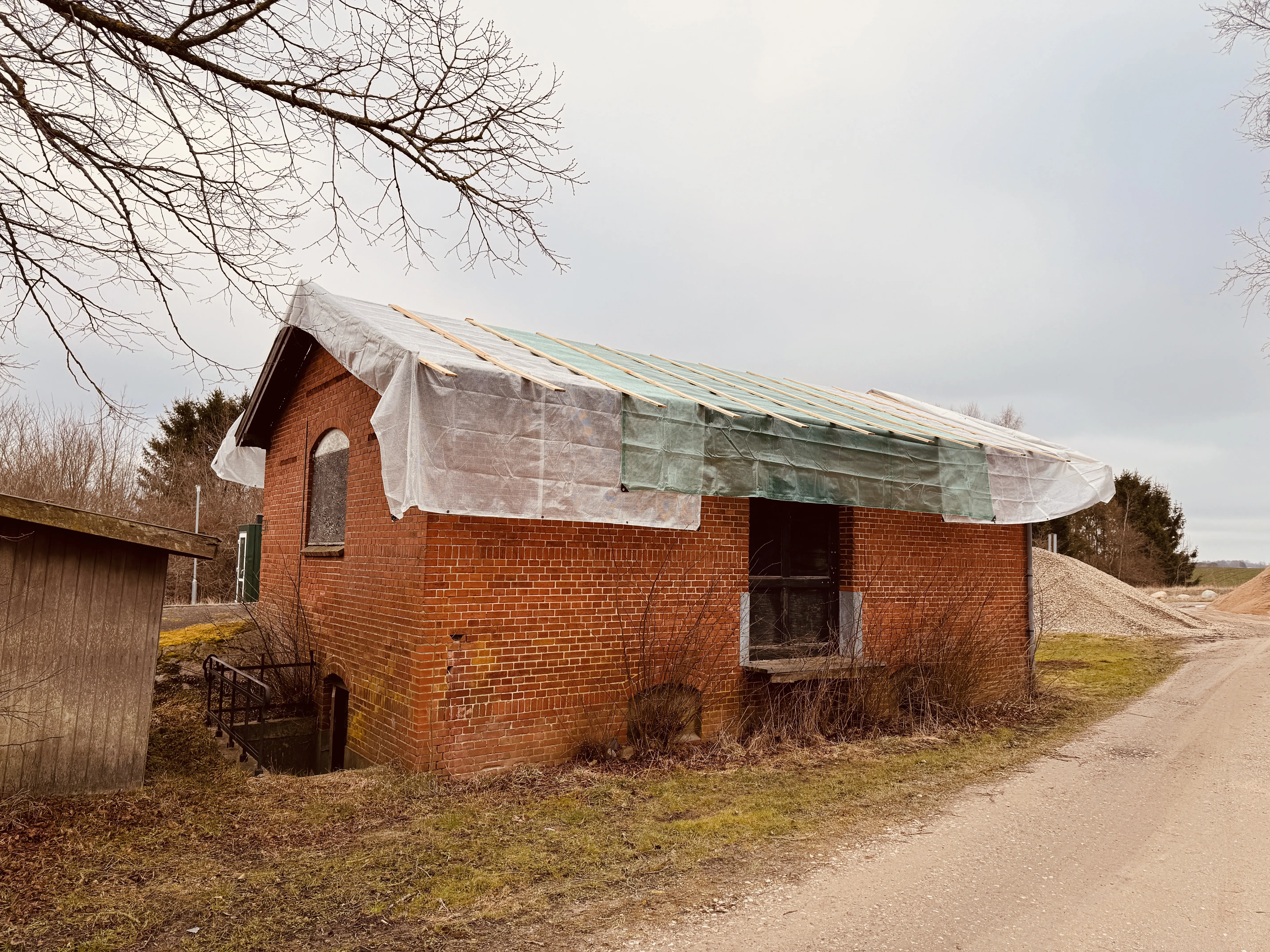 Billede af Vedde Stations varehus, som Lokaltog startede nedrivning af den 15. februar 2024. Nedrivningen er dog midlertidig stoppet af Sorø kommune frem til den 1. april 2024-