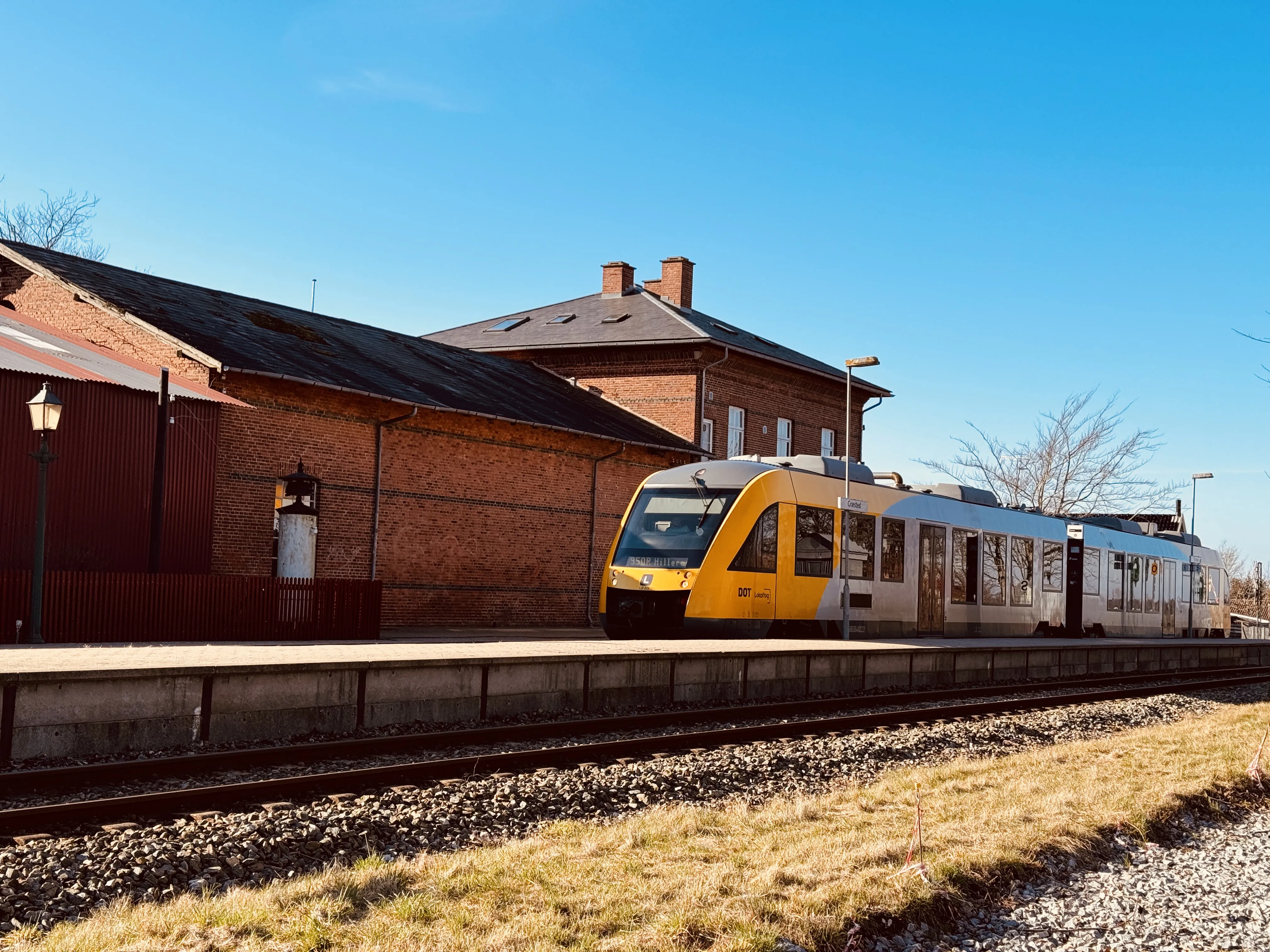 Billede af LT 122-222, tidligere LB 122-222 fotograferet ud for Græsted Station.