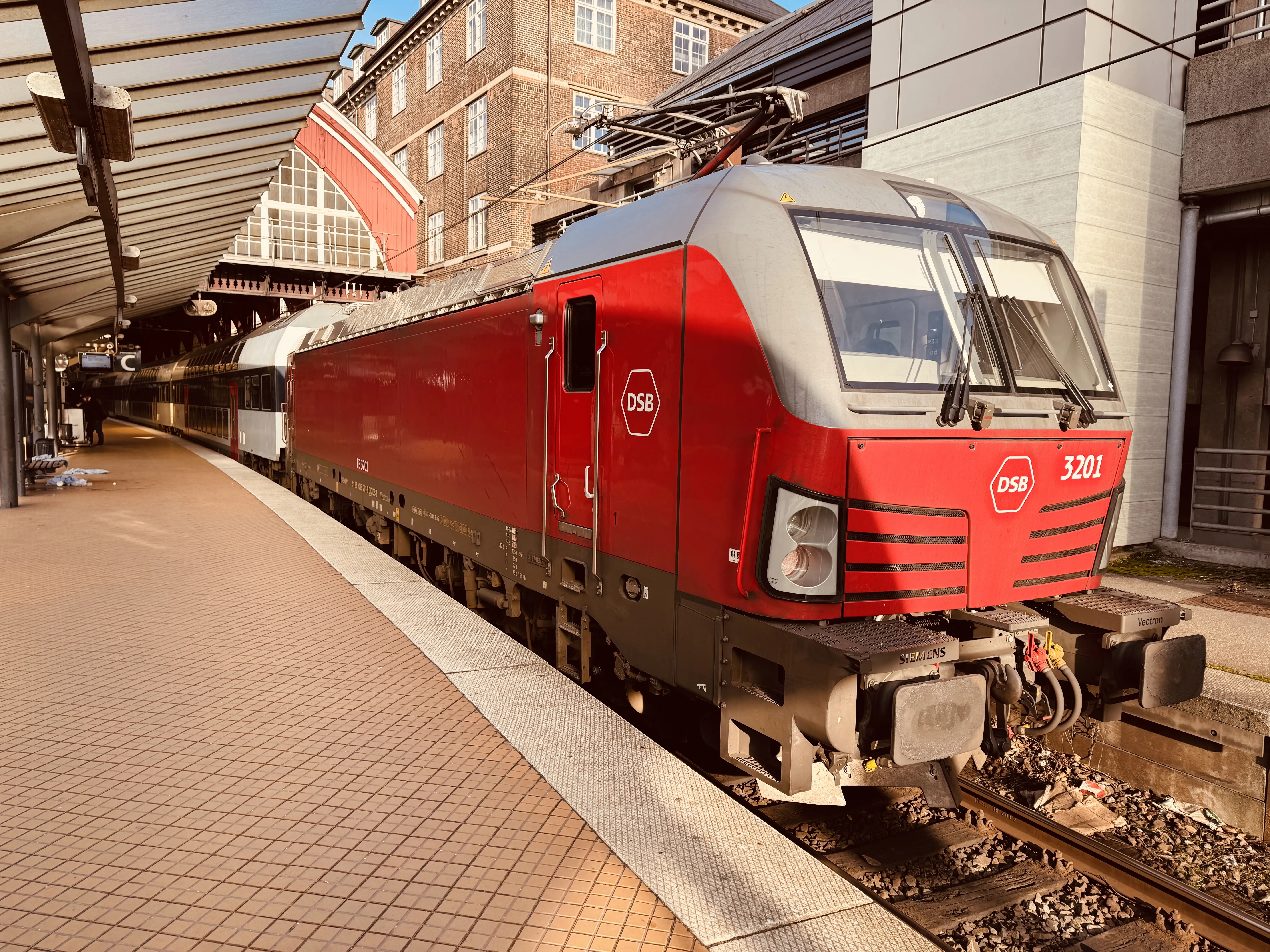 Billede af DSB EB 3201 fotograferet ud for København Hovedbanegård. Billede af DSB EB 3201 fotograferet ud for København Hovedbanegård.