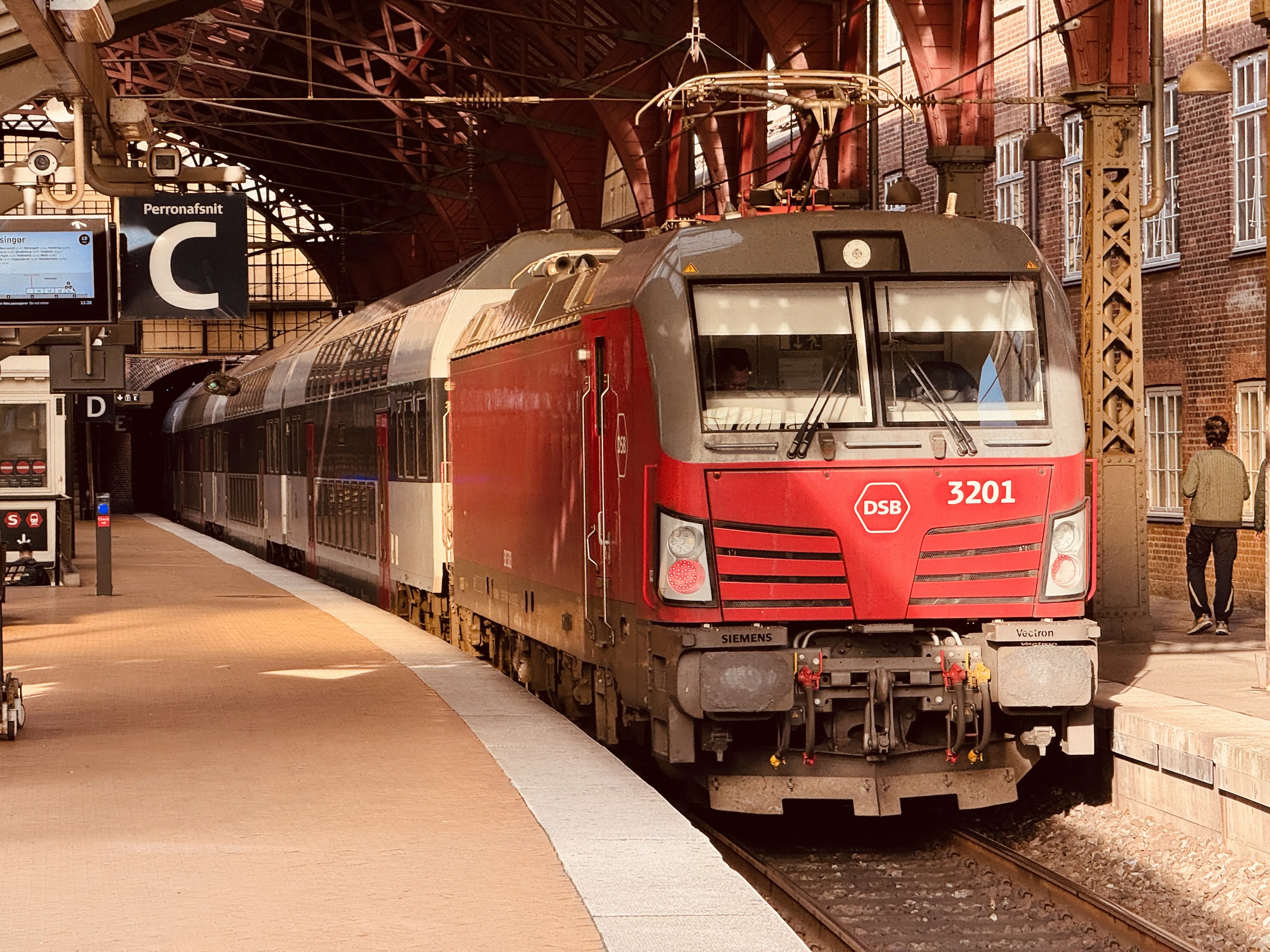Billede af DSB EB 3201 fotograferet ud for København Hovedbanegård. Billede af DSB EB 3201 fotograferet ud for København Hovedbanegård.