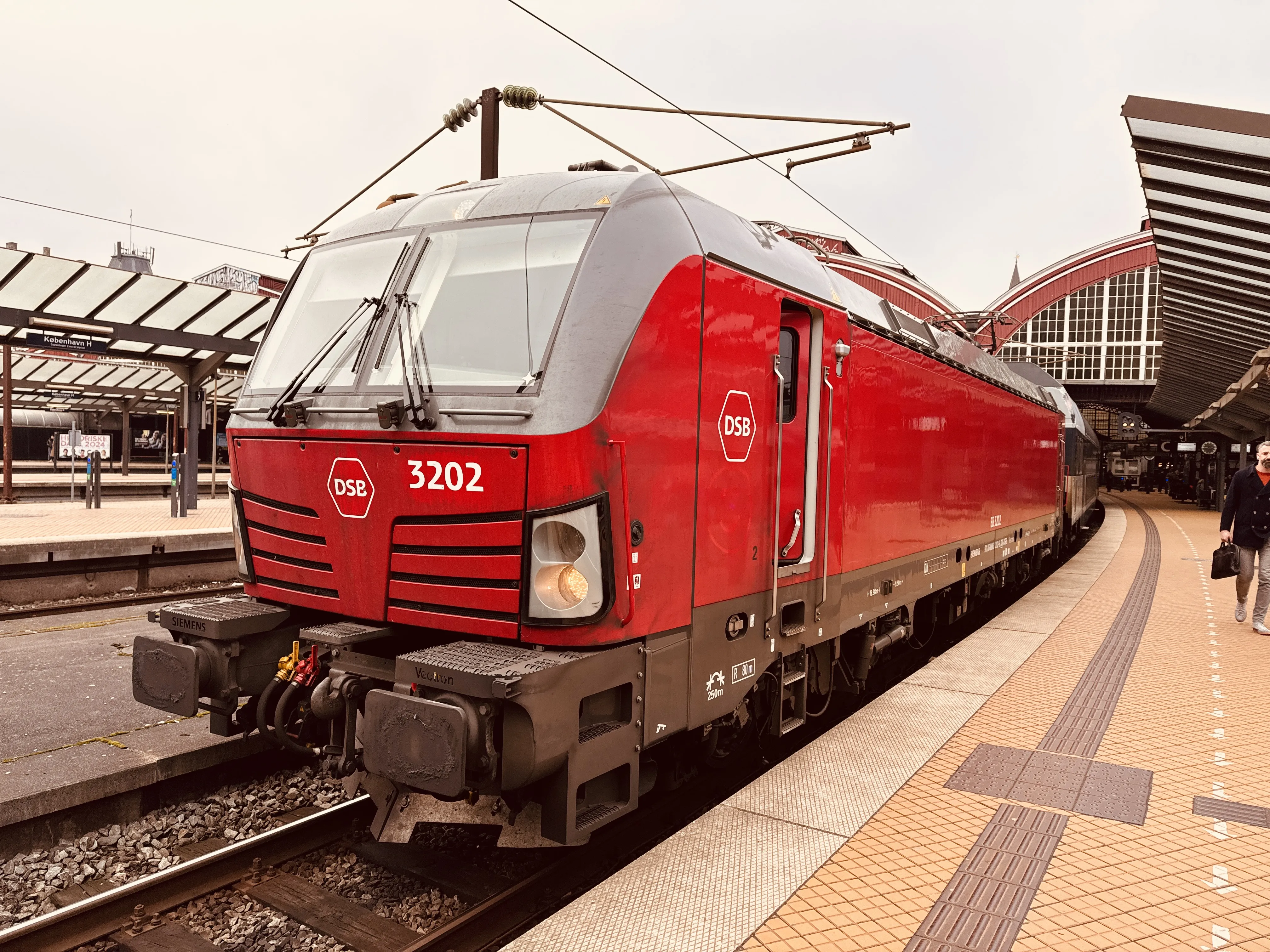Billede af DSB EB 3202 fotograferet ud for København Hovedbanegård. Billede af DSB EB 3202 fotograferet ud for København Hovedbanegård.