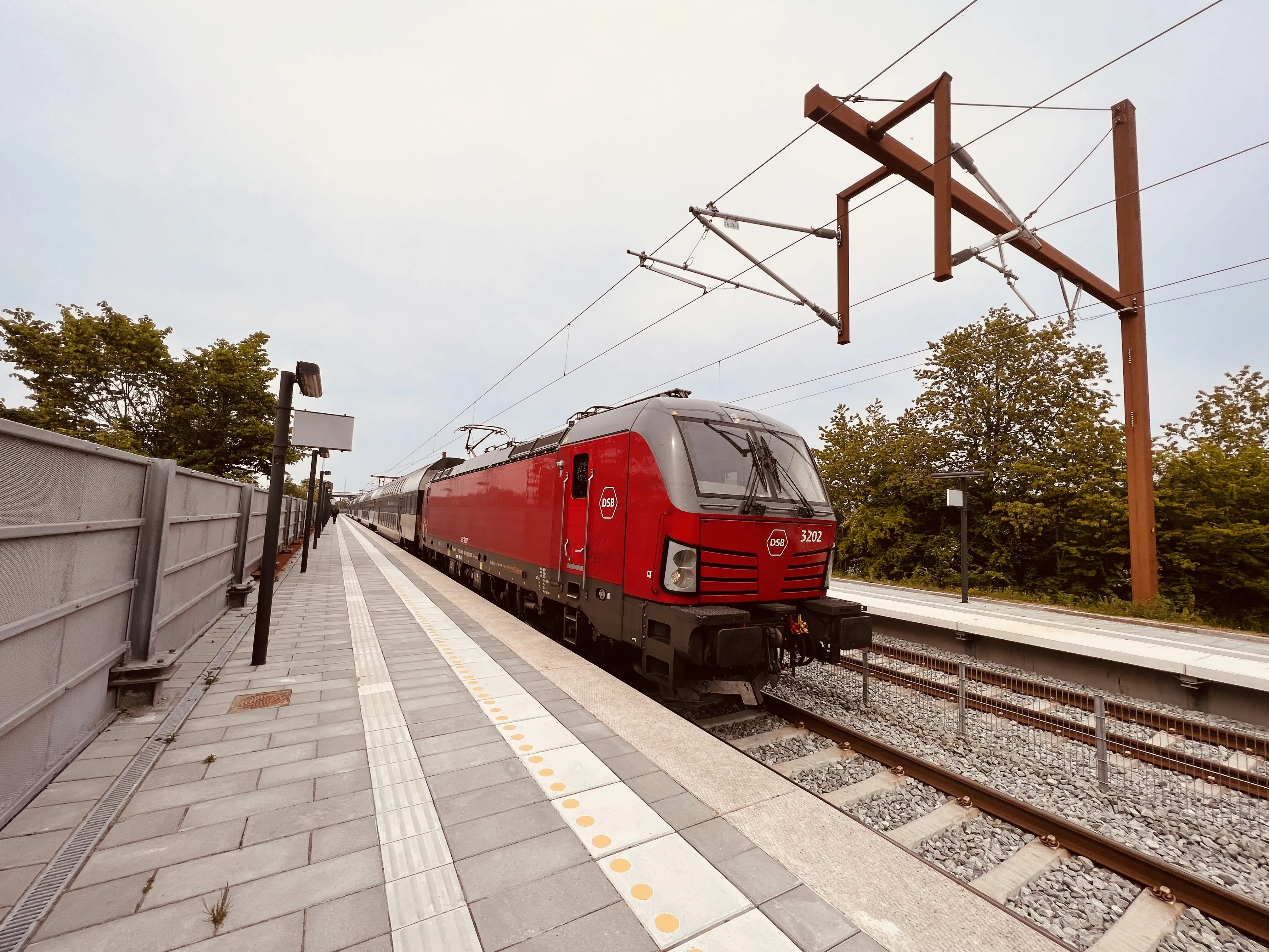 Billede af DSB EB 3202 fotograferet ud for Glumsø Trinbræt. Billede af DSB EB 3202 fotograferet ud for Glumsø Trinbræt.