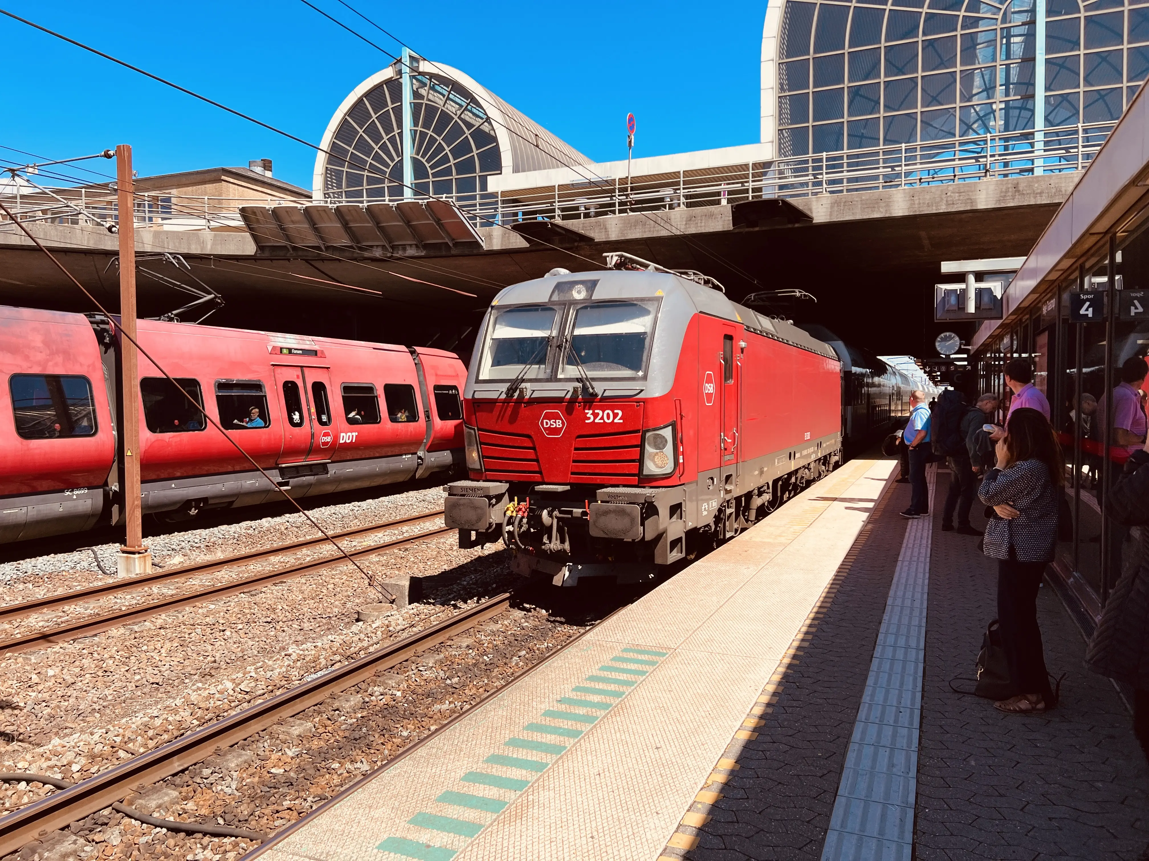 Billede af DSB EB 3202 fotograferet ud for Høje Taastrup Station.