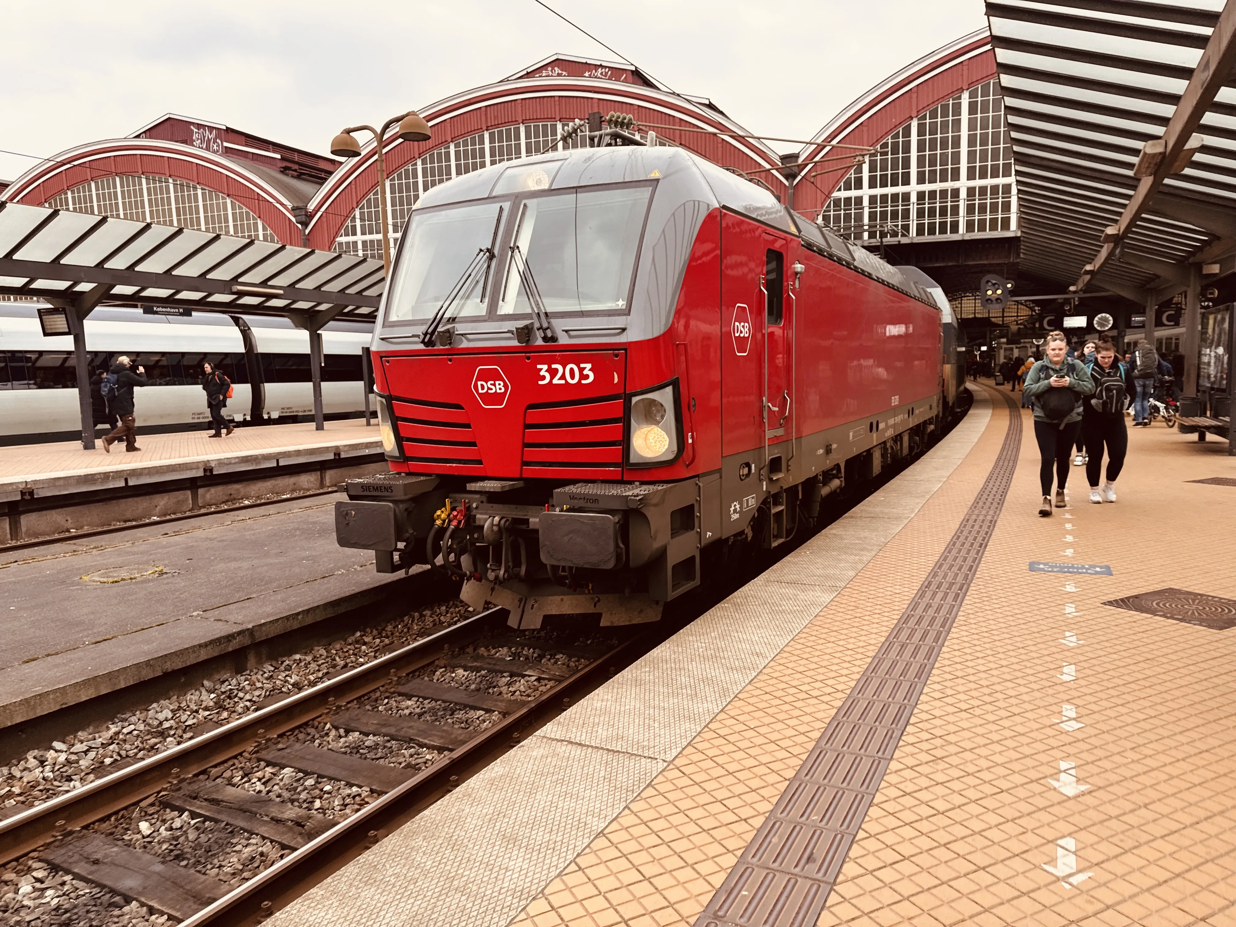 Billede af DSB EB 3203 fotograferet ud for København Hovedbanegård. Billede af DSB EB 3203 fotograferet ud for København Hovedbanegård.