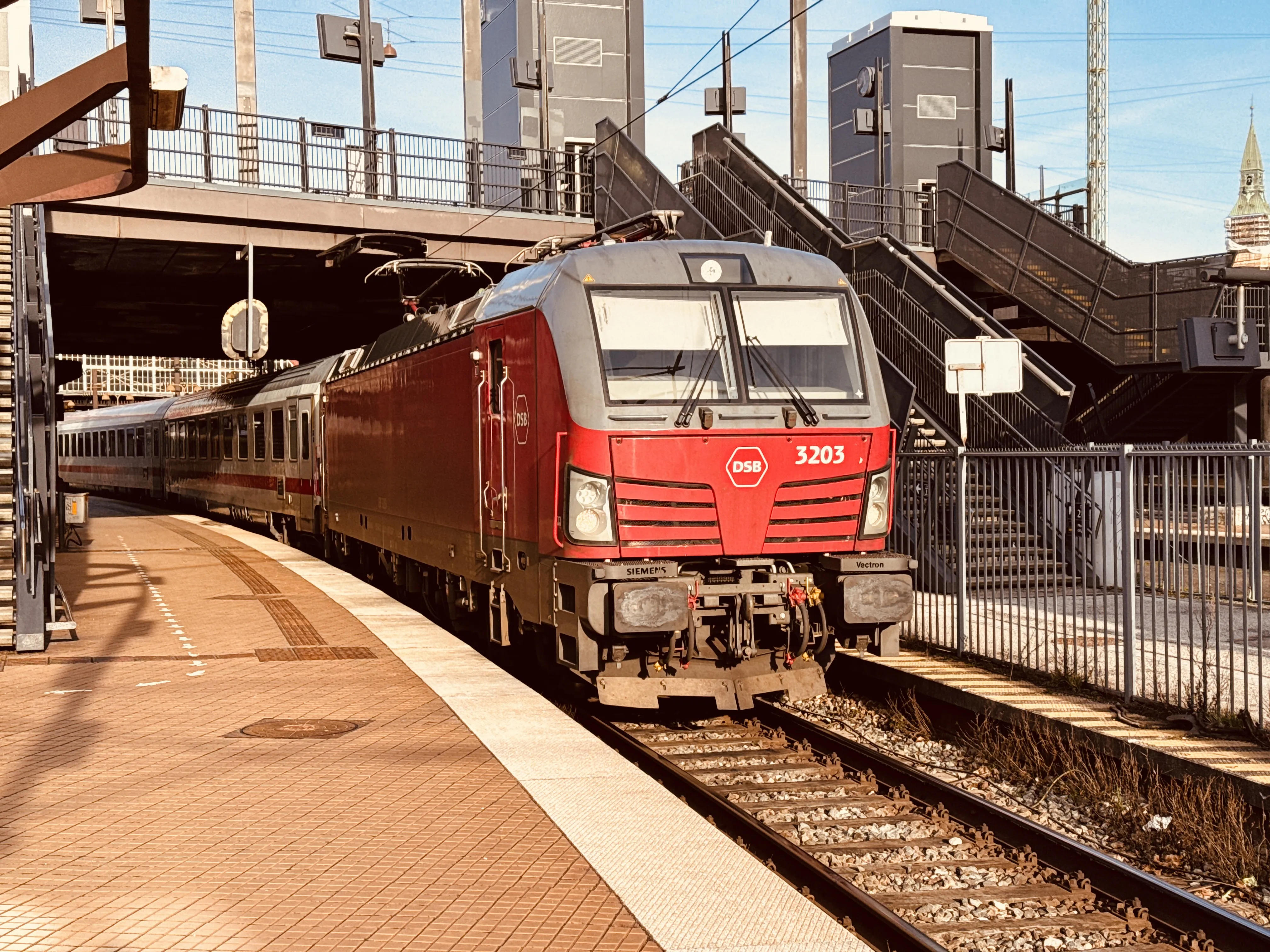 Billede af DSB EB 3203 fotograferet ud for København Hovedbanegård. Billede af DSB EB 3203 fotograferet ud for København Hovedbanegård.