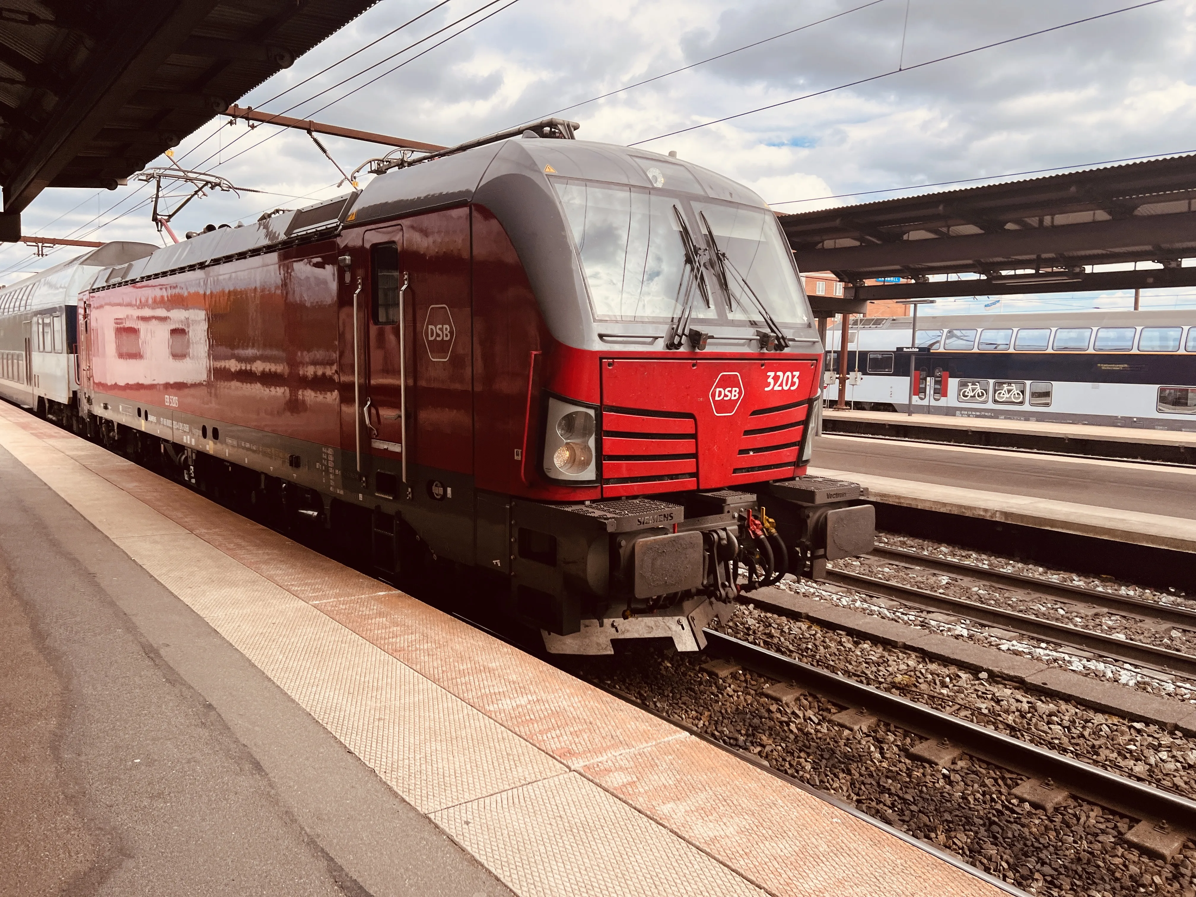 Billede af DSB EB 3203 fotograferet ud for Roskilde Station.