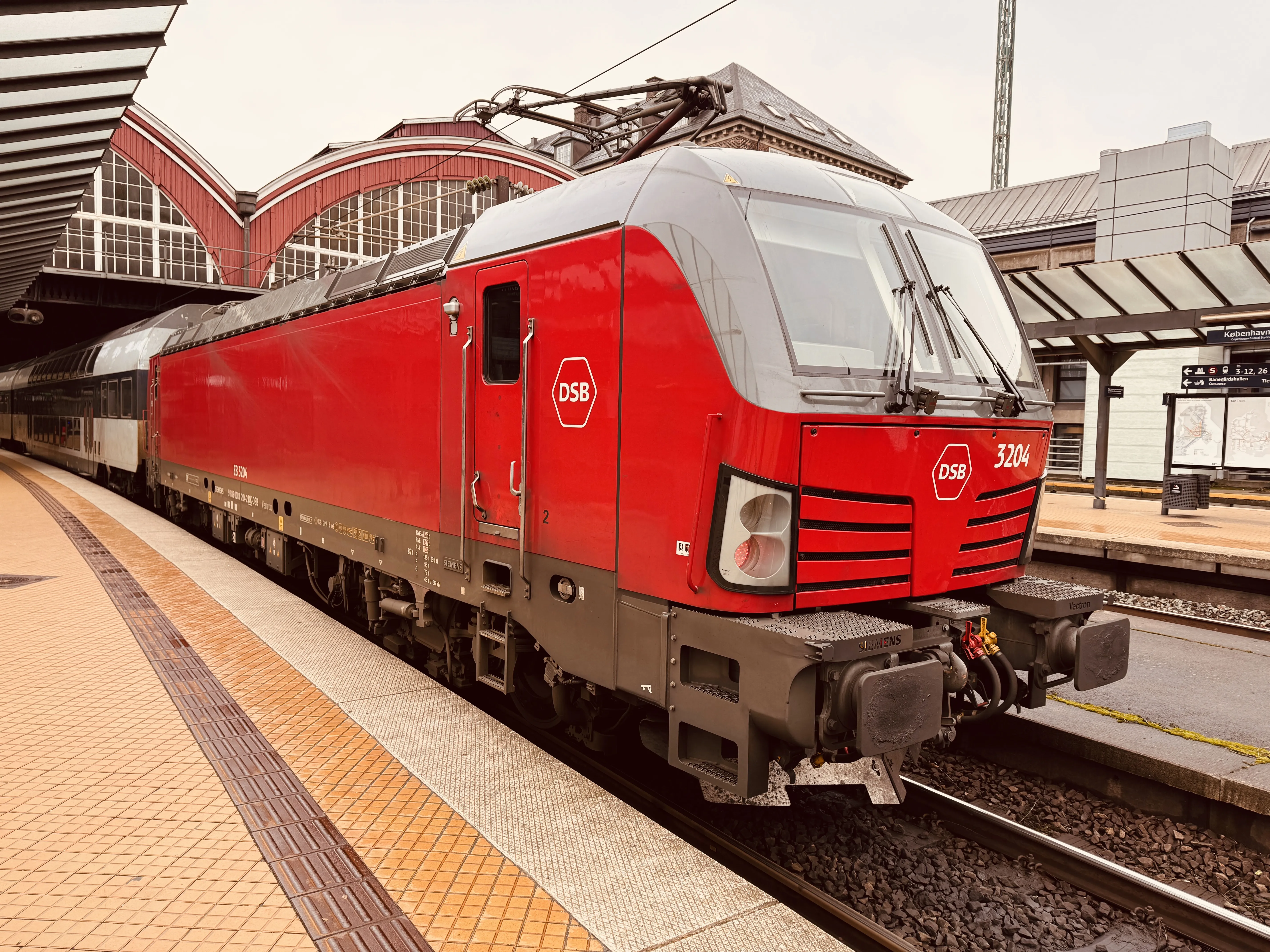 Billede af DSB EB 3204 fotograferet ud for København Hovedbanegård. Billede af DSB EB 3204 fotograferet ud for København Hovedbanegård.