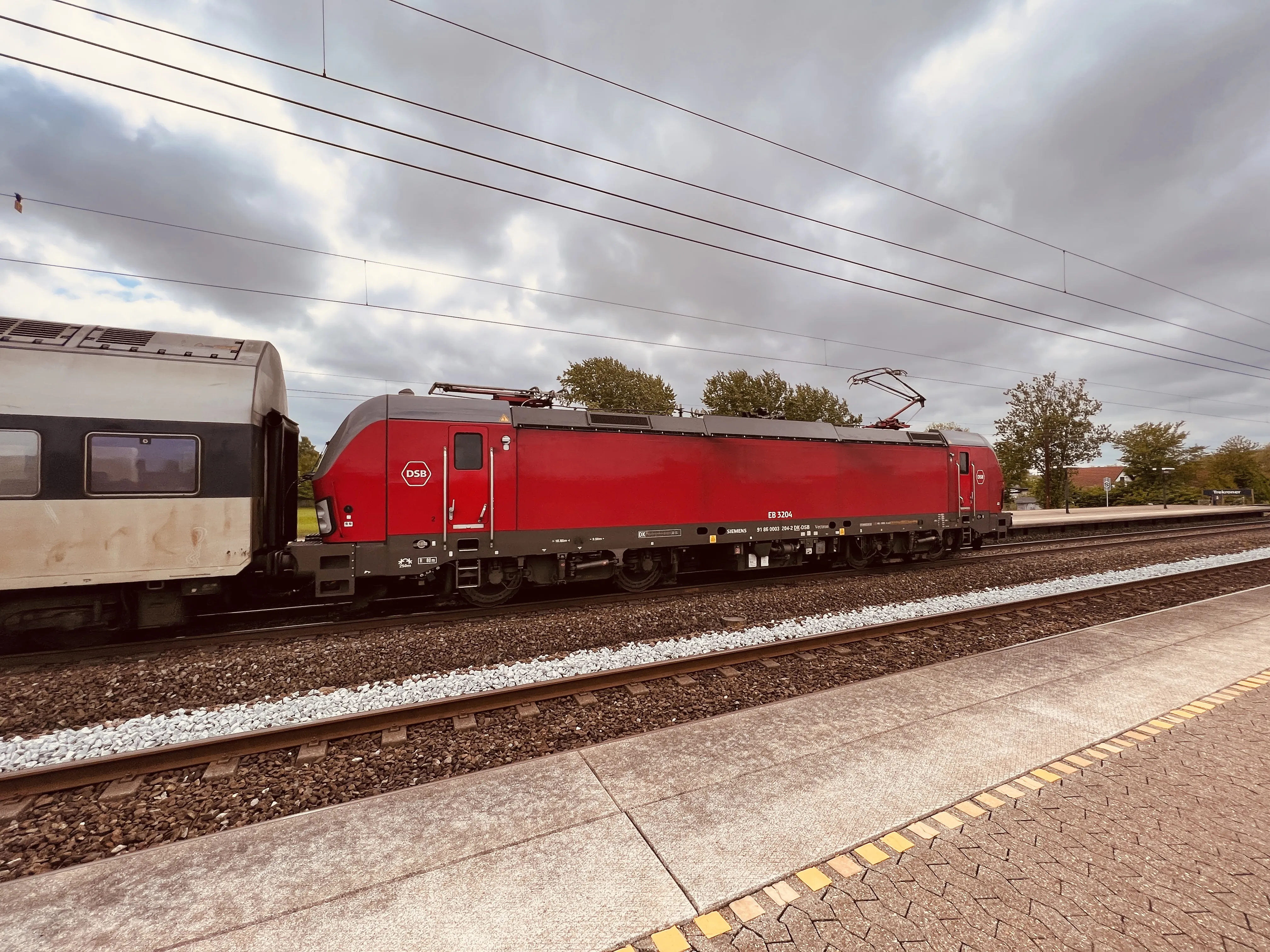 Billede af DSB EB 3204 fotograferet ud for Trekroner Trinbræt. Billede af DSB EB 3204 fotograferet ud for Trekroner Trinbræt.
