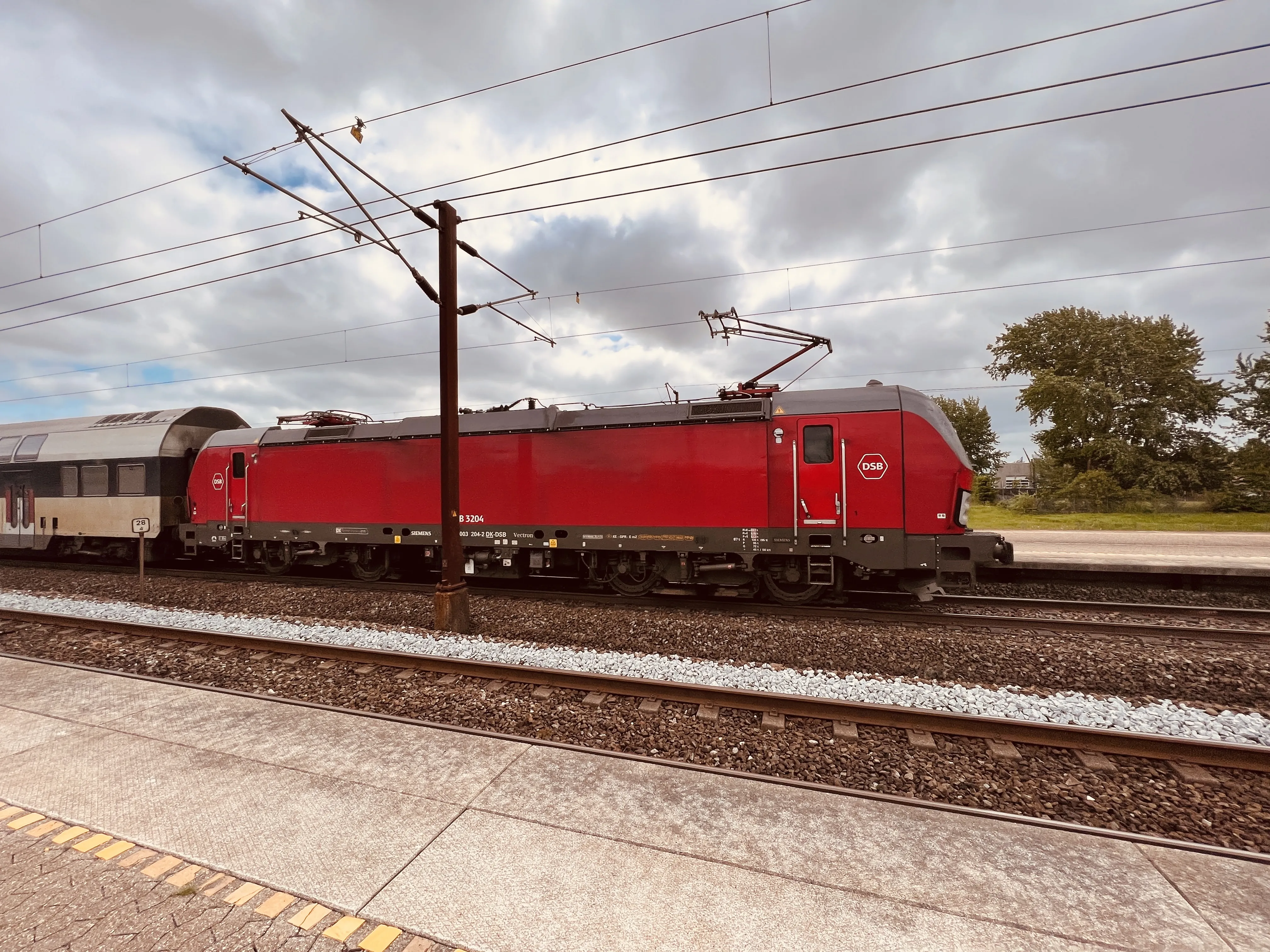 Billede af DSB EB 3204 fotograferet ud for Trekroner Trinbræt. Billede af DSB EB 3204 fotograferet ud for Trekroner Trinbræt.