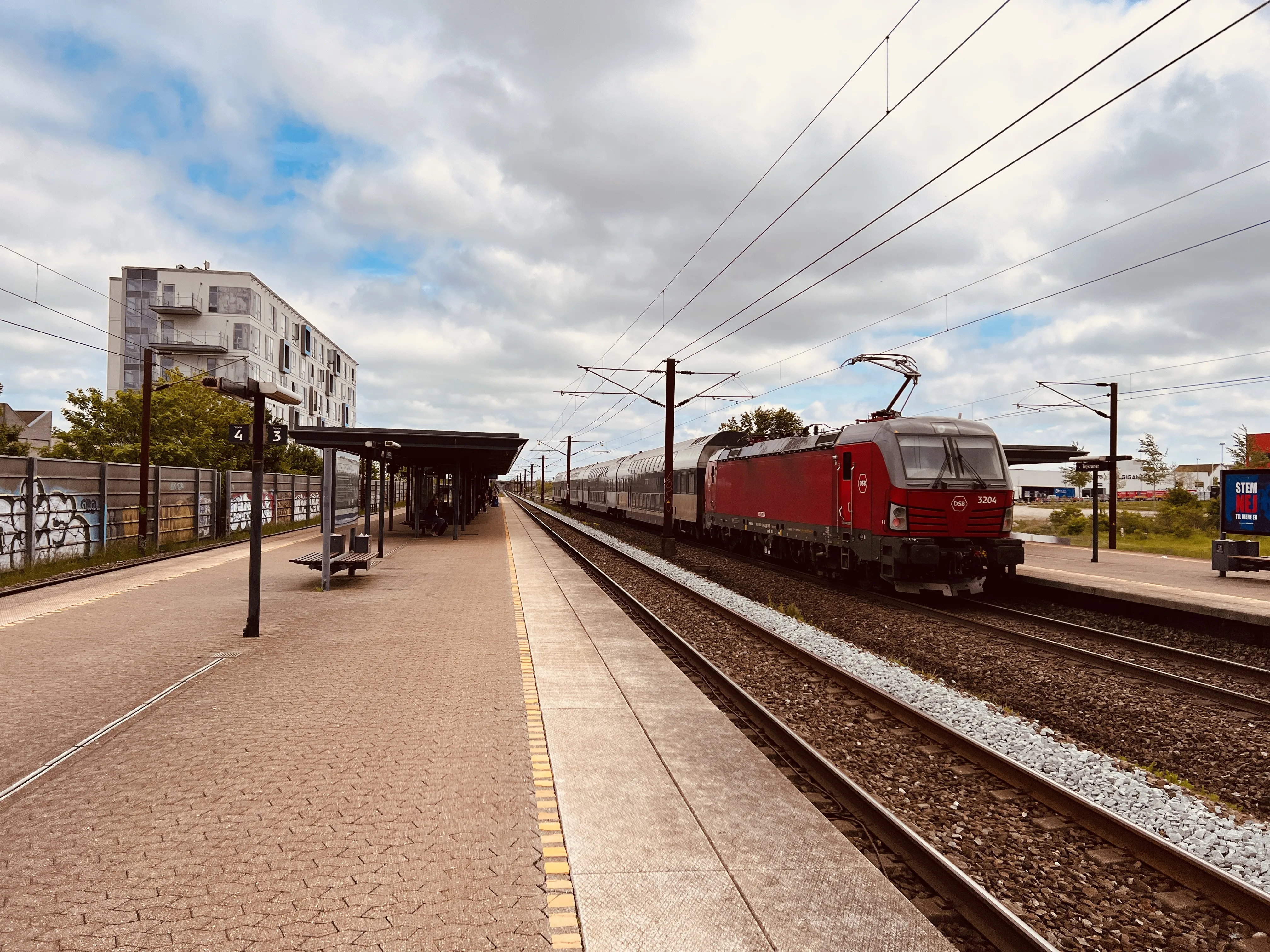 Billede af DSB EB 3204 fotograferet ud for Trekroner Trinbræt. Billede af DSB EB 3204 fotograferet ud for Trekroner Trinbræt.