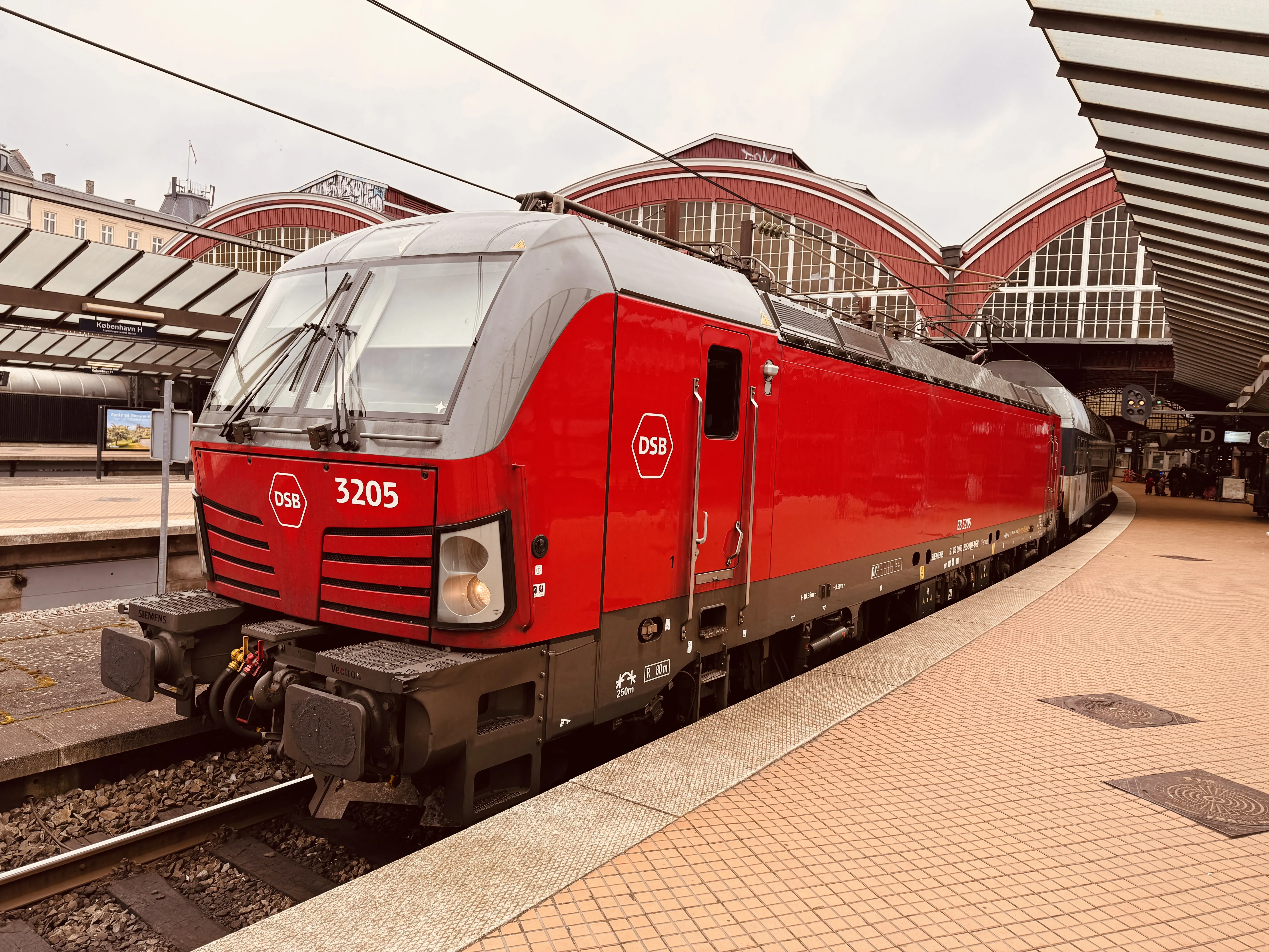 Billede af DSB EB 3205 fotograferet ud for København Hovedbanegård. Billede af DSB EB 3205 fotograferet ud for København Hovedbanegård.