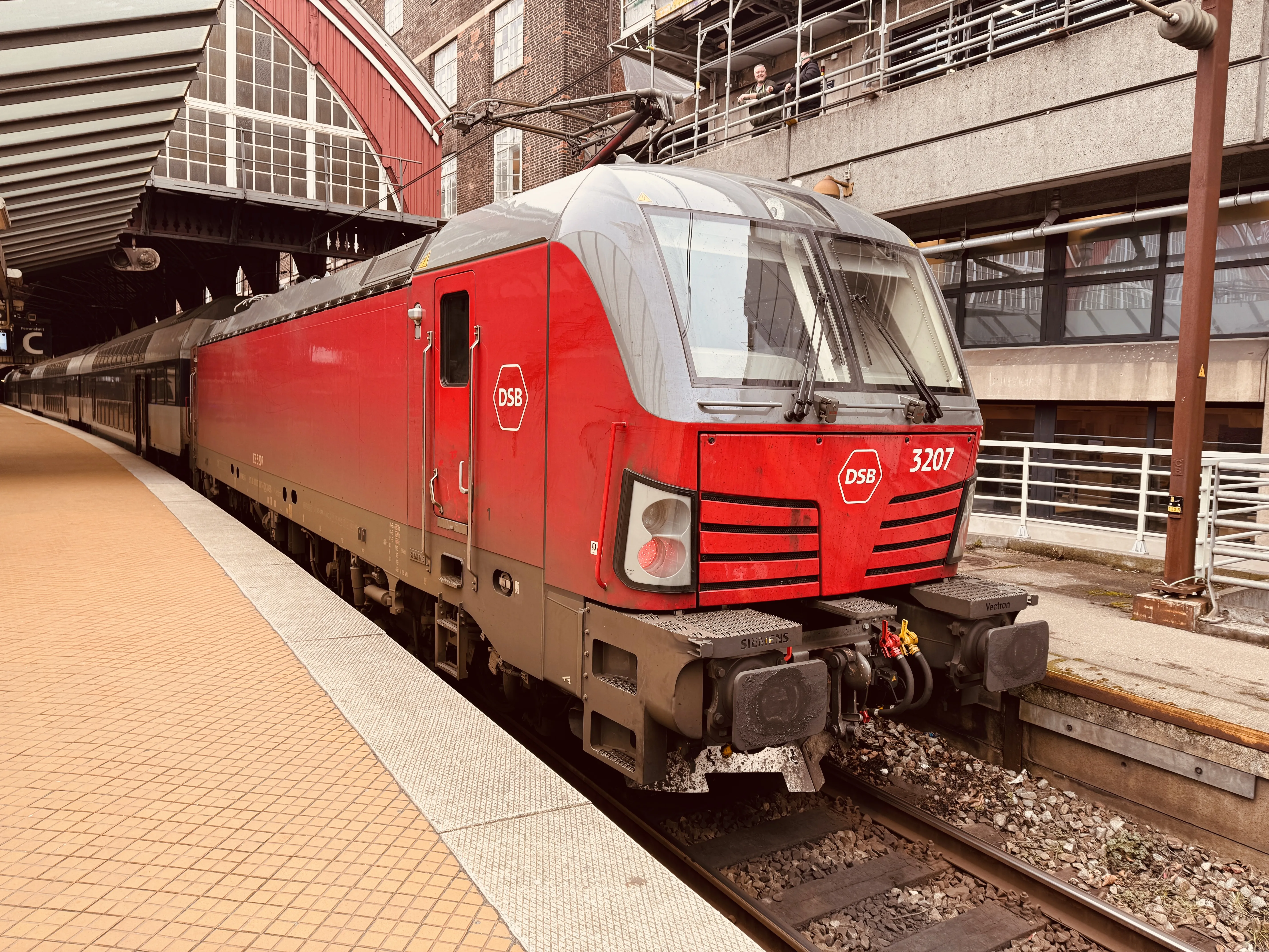 Billede af DSB EB 3207 fotograferet ud for København Hovedbanegård. Billede af DSB EB 3207 fotograferet ud for København Hovedbanegård.