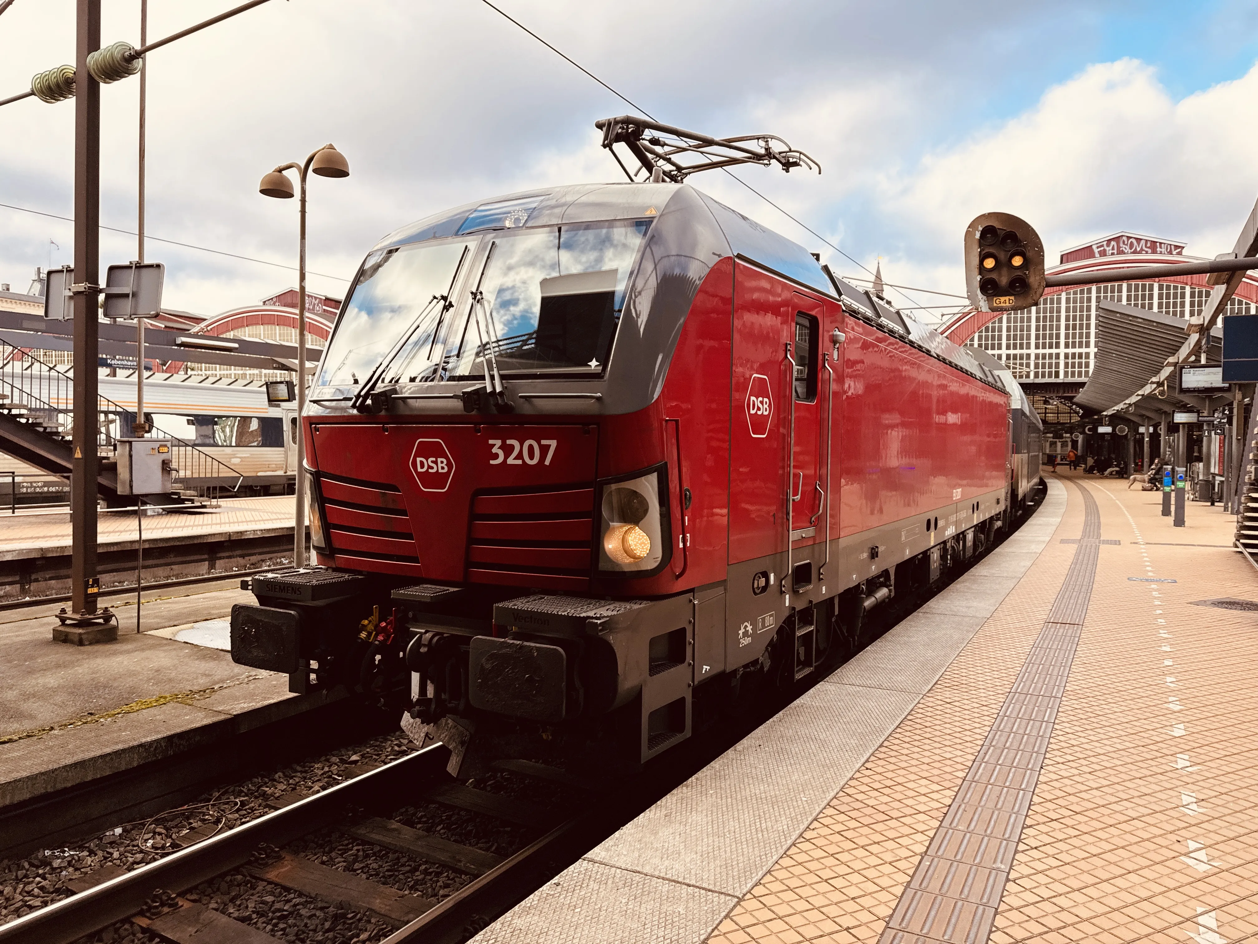 Billede af DSB EB 3207 fotograferet ud for København Hovedbanegård. Billede af DSB EB 3207 fotograferet ud for København Hovedbanegård.