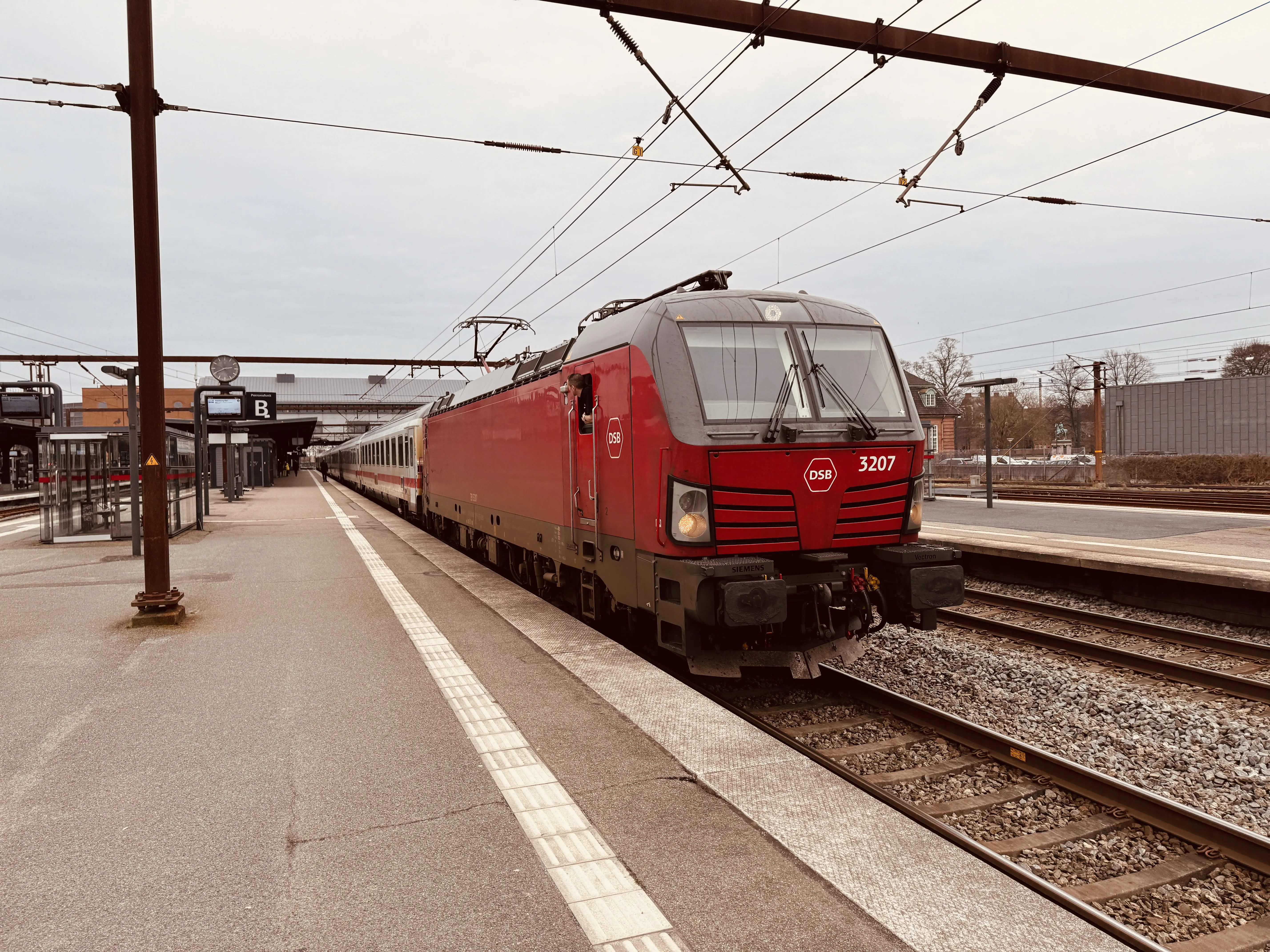 Billede af DSB EB 3207 fotograferet ud for Odense Banegård Center. Billede af DSB EB 3207 fotograferet ud for Odense Banegård Center.