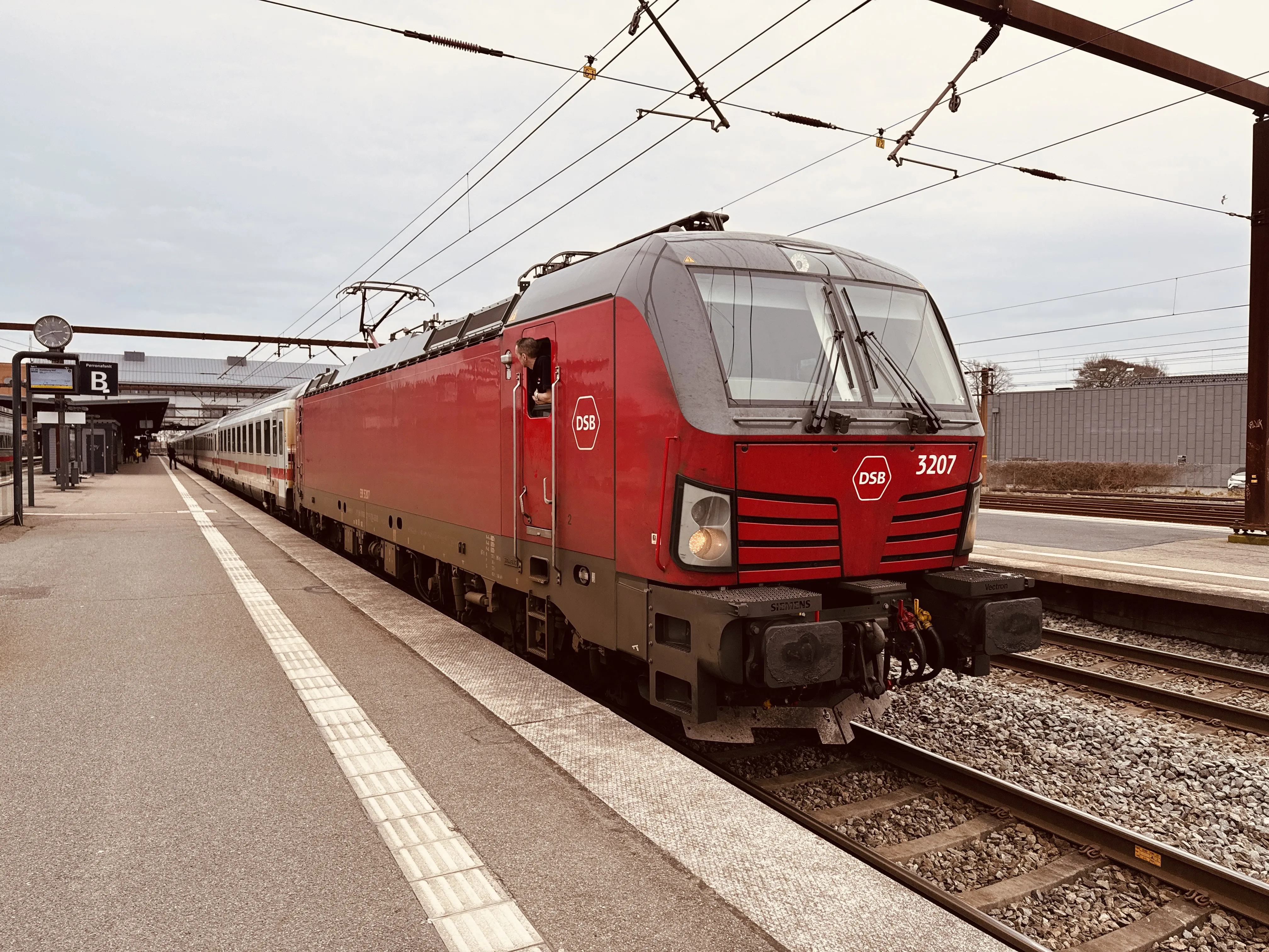 Billede af DSB EB 3207 fotograferet ud for Odense Banegård Center. Billede af DSB EB 3207 fotograferet ud for Odense Banegård Center.