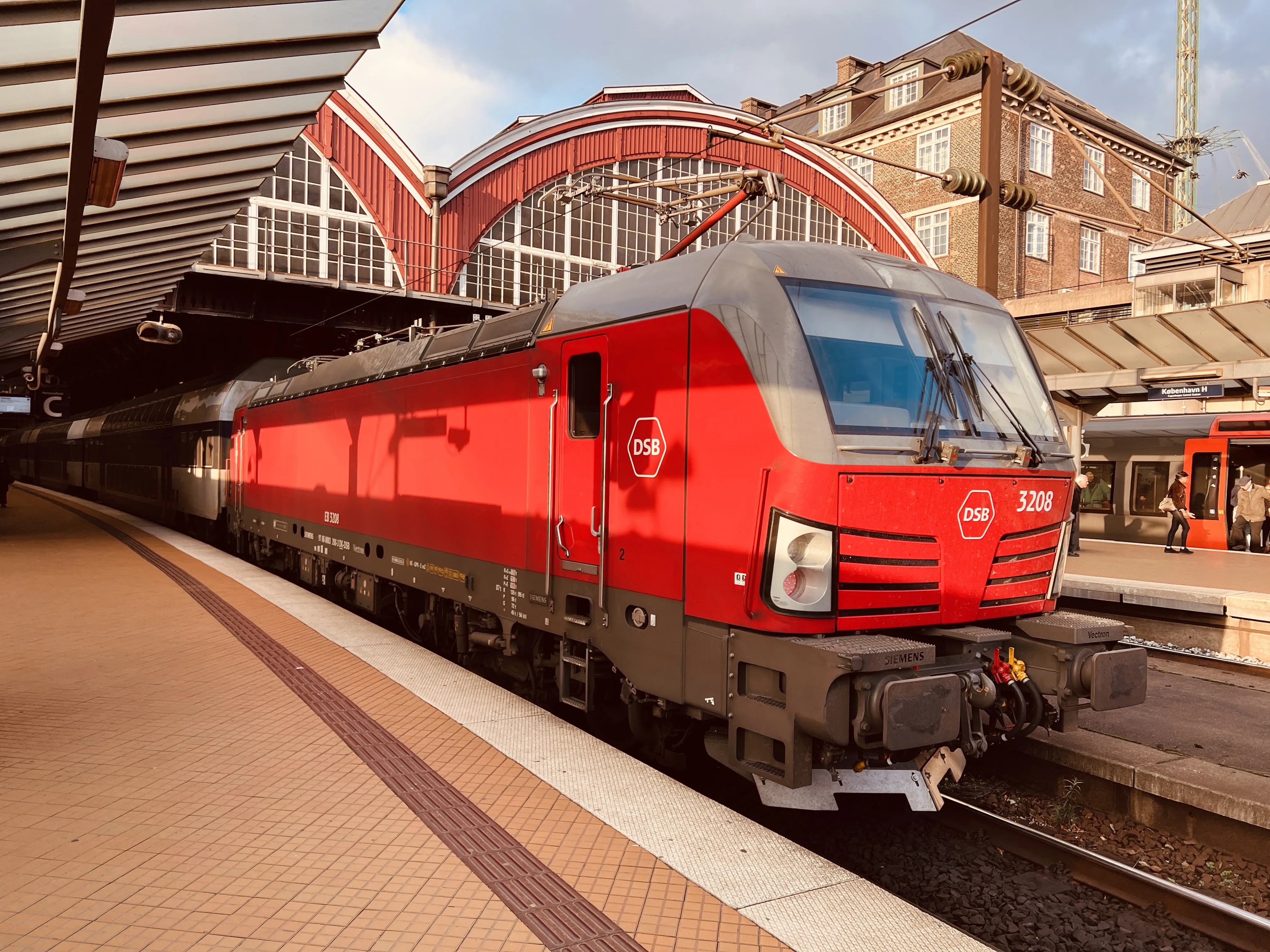 Billede af DSB EB 3208 fotograferet ud for København Hovedbanegård. Billede af DSB EB 3208 fotograferet ud for København Hovedbanegård.