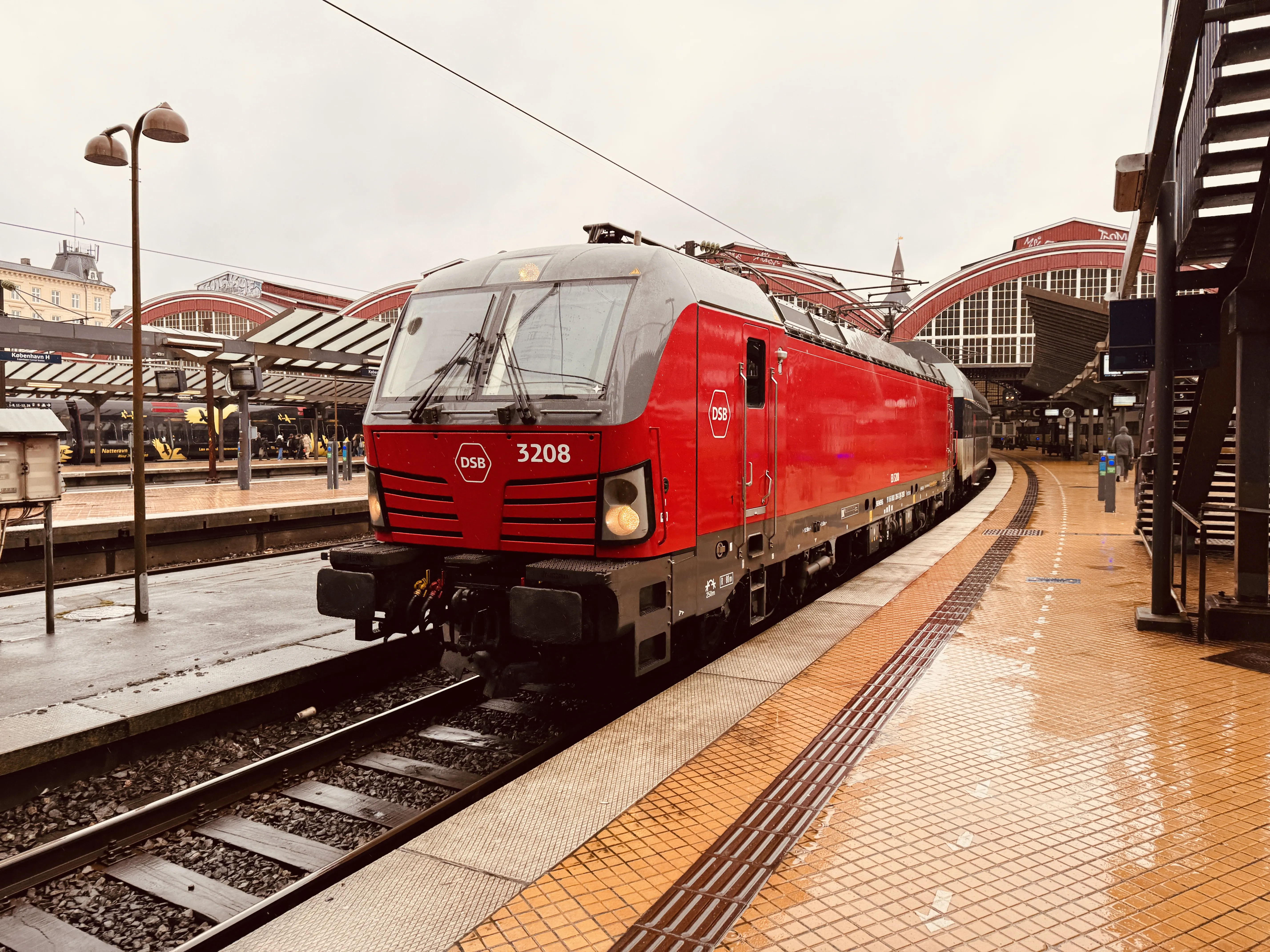 Billede af DSB EB 3208 fotograferet ud for København Hovedbanegård. Billede af DSB EB 3208 fotograferet ud for København Hovedbanegård.