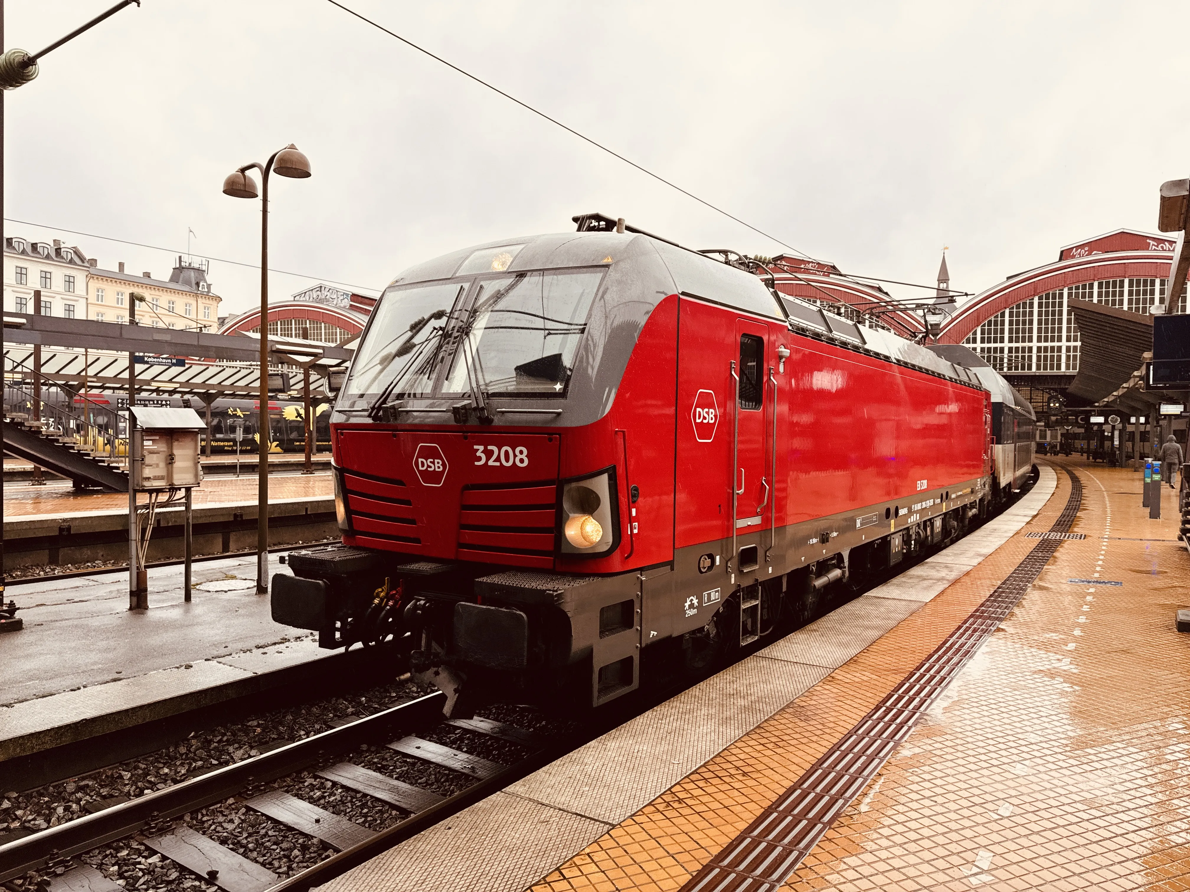Billede af DSB EB 3208 fotograferet ud for København Hovedbanegård. Billede af DSB EB 3208 fotograferet ud for København Hovedbanegård.