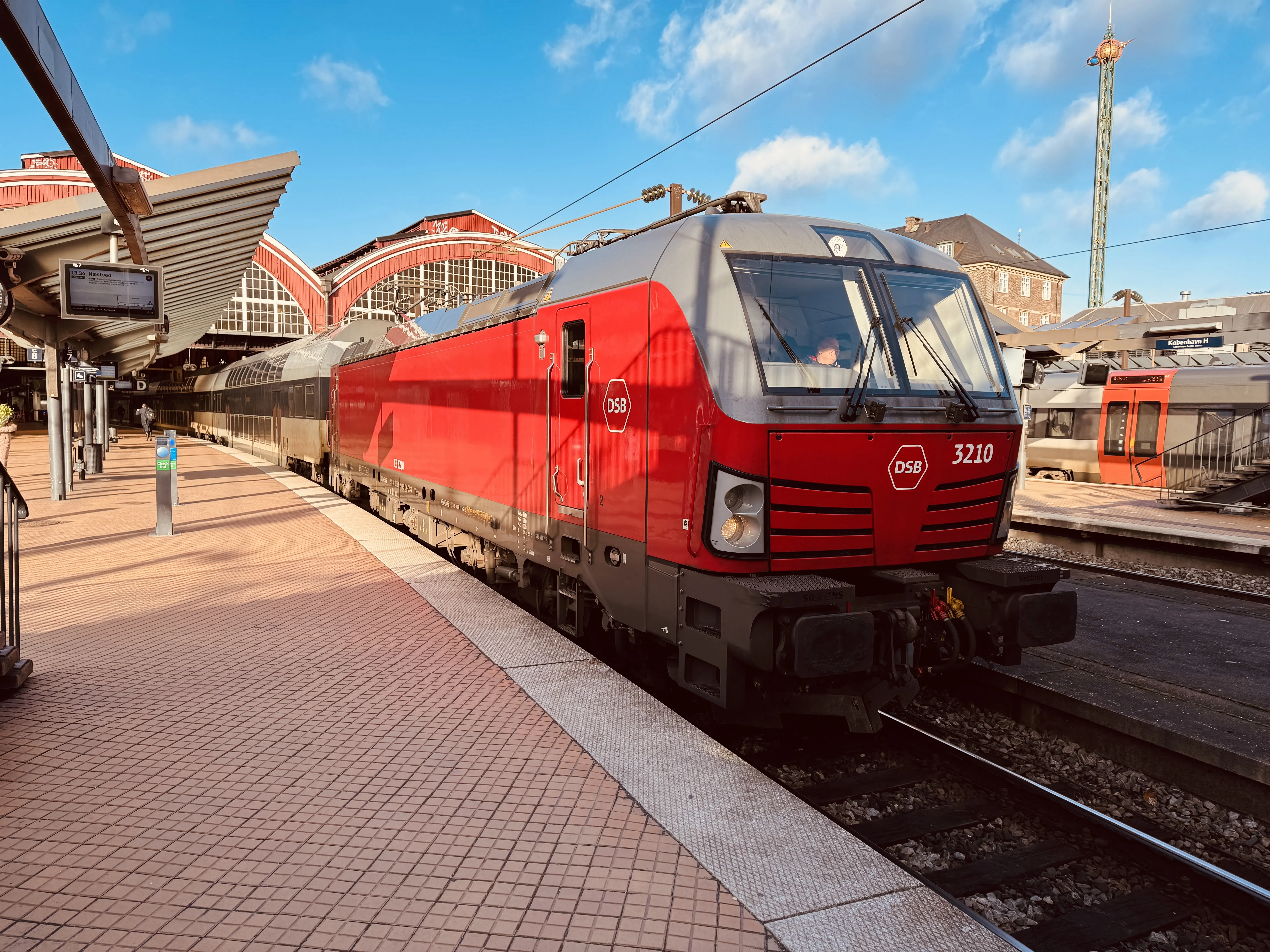 Billede af DSB EB 3210 fotograferet ud for København Hovedbanegård. Billede af DSB EB 3210 fotograferet ud for København Hovedbanegård.