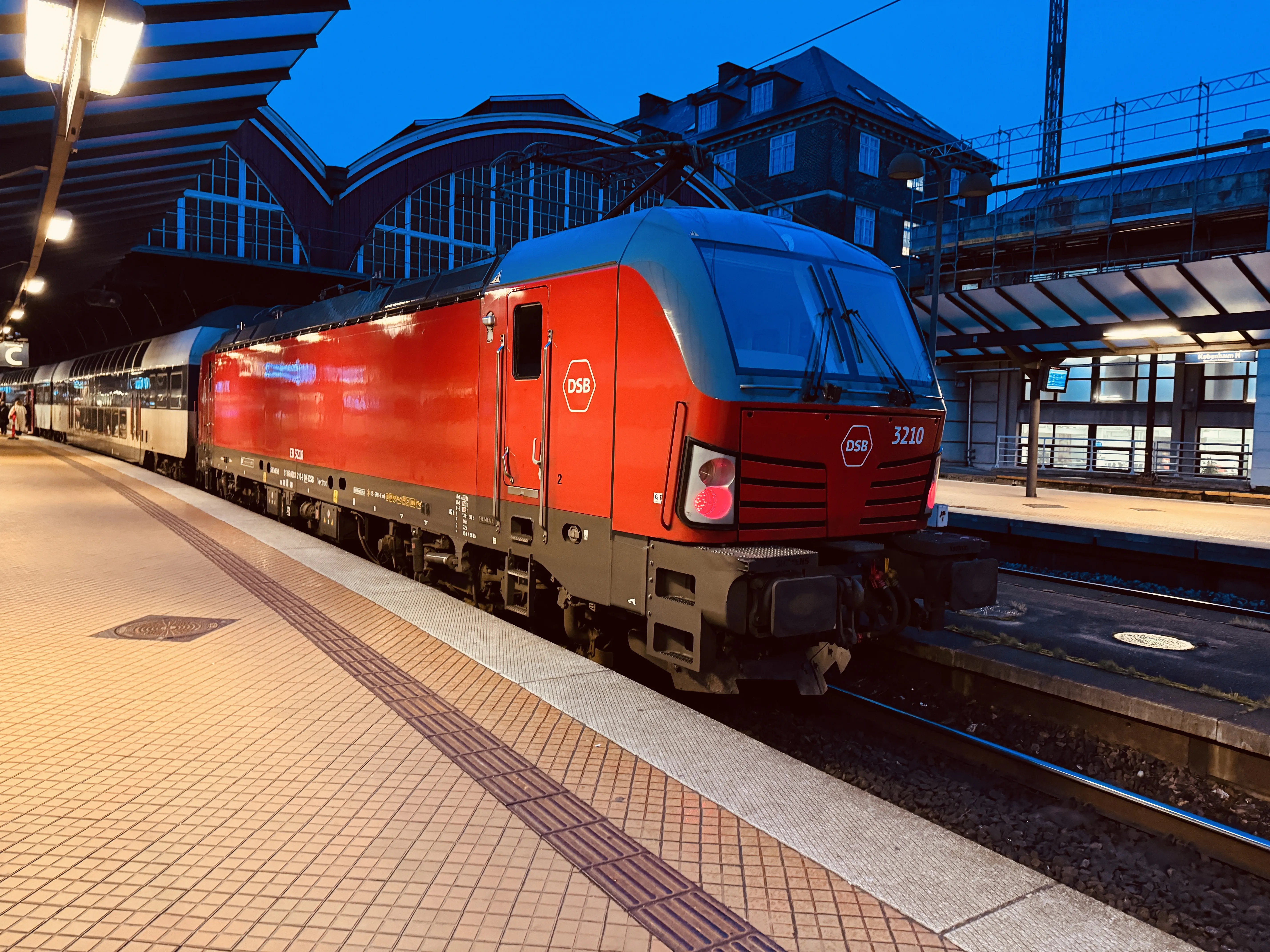 Billede af DSB EB 3210 fotograferet ud for København Hovedbanegård. Billede af DSB EB 3210 fotograferet ud for København Hovedbanegård.