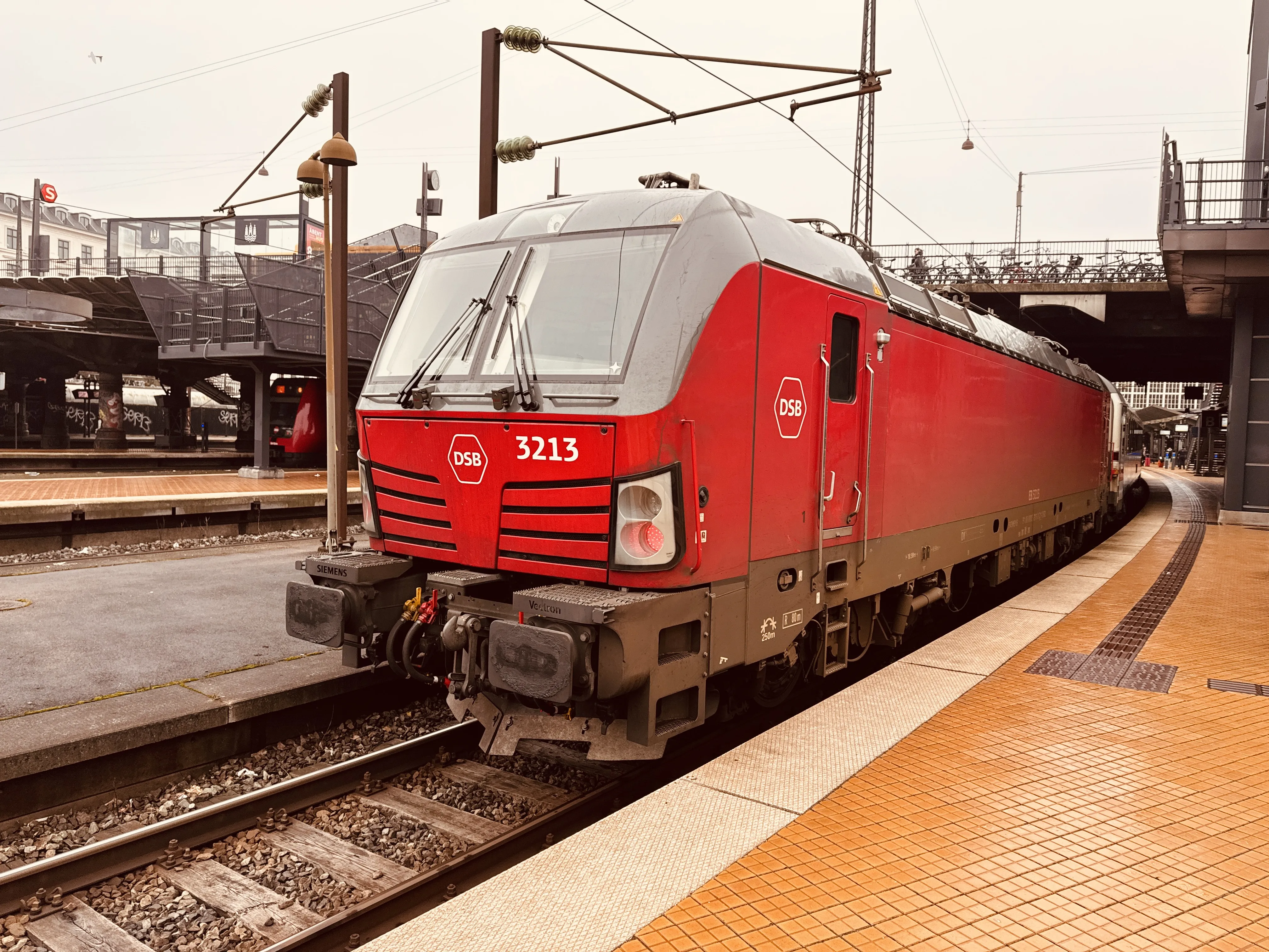 Billede af DSB EB 3213 fotograferet ud for København Hovedbanegård. Billede af DSB EB 3213 fotograferet ud for København Hovedbanegård.