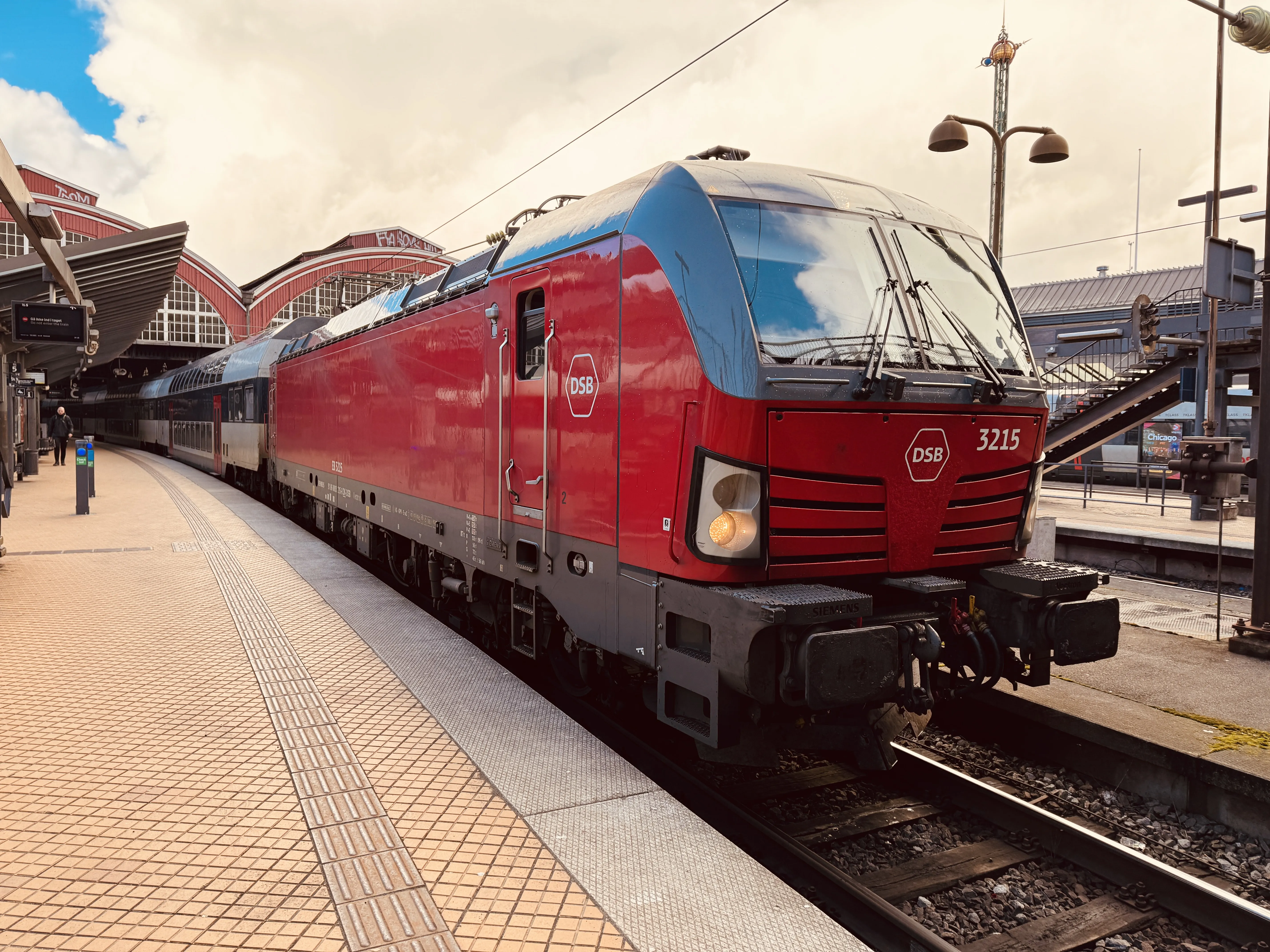 Billede af DSB EB 3215 fotograferet ud for København Hovedbanegård. Billede af DSB EB 3215 fotograferet ud for København Hovedbanegård.