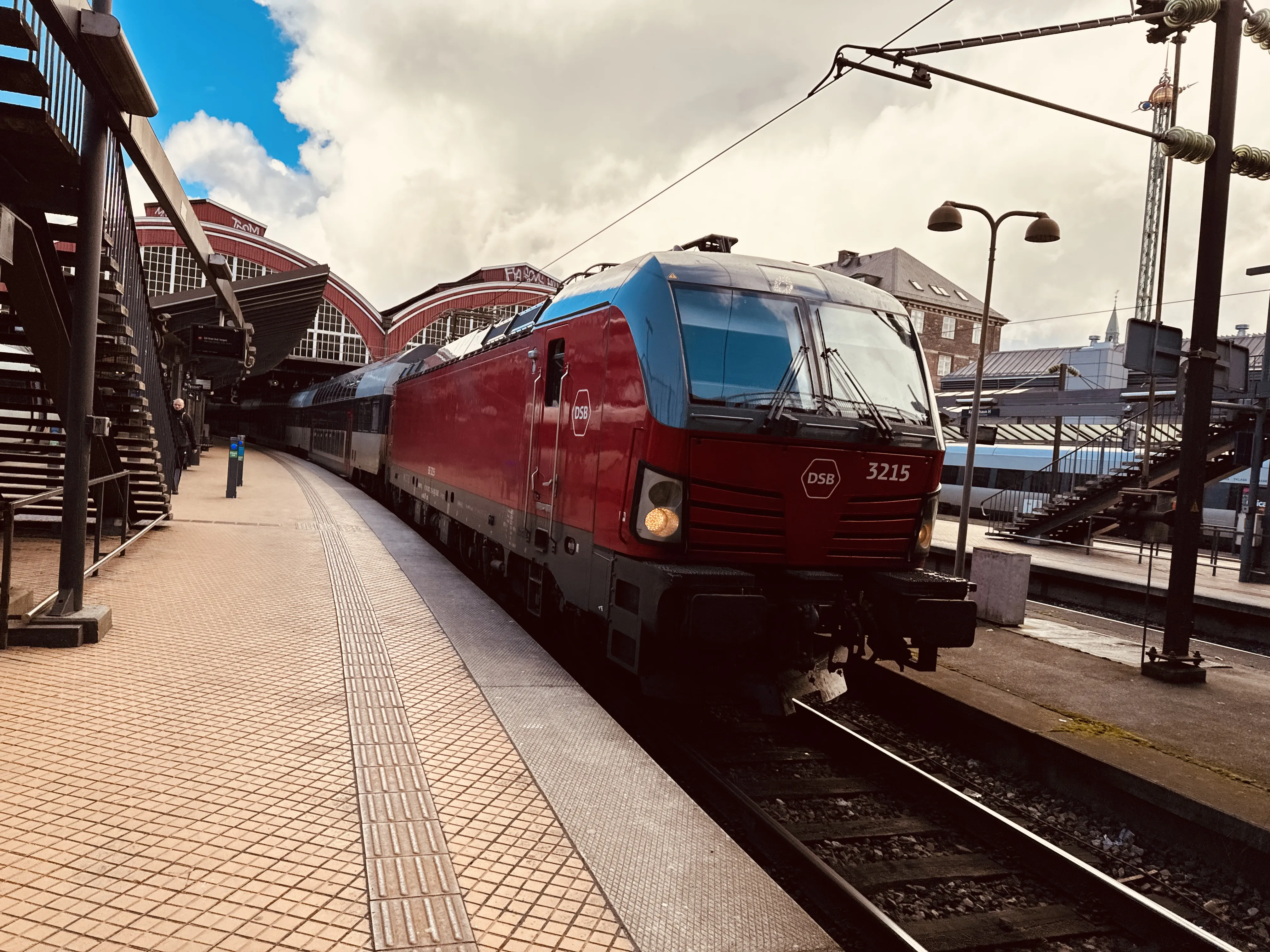 Billede af DSB EB 3215 fotograferet ud for København Hovedbanegård. Billede af DSB EB 3215 fotograferet ud for København Hovedbanegård.