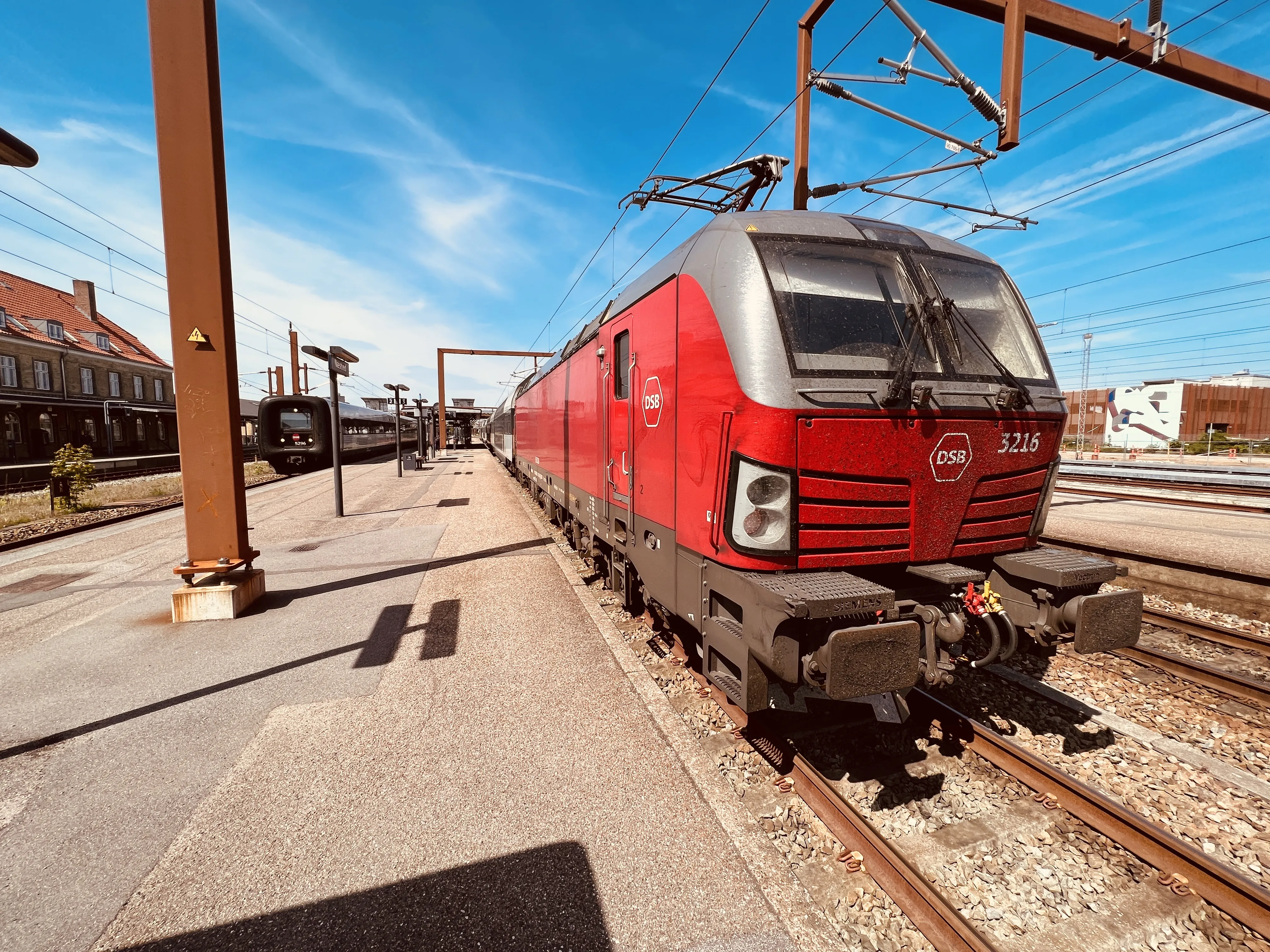 Billede af DSB EB 3216 fotograferet ud for Næstved Station. Billede af DSB EB 3216 fotograferet ud for Næstved Station.