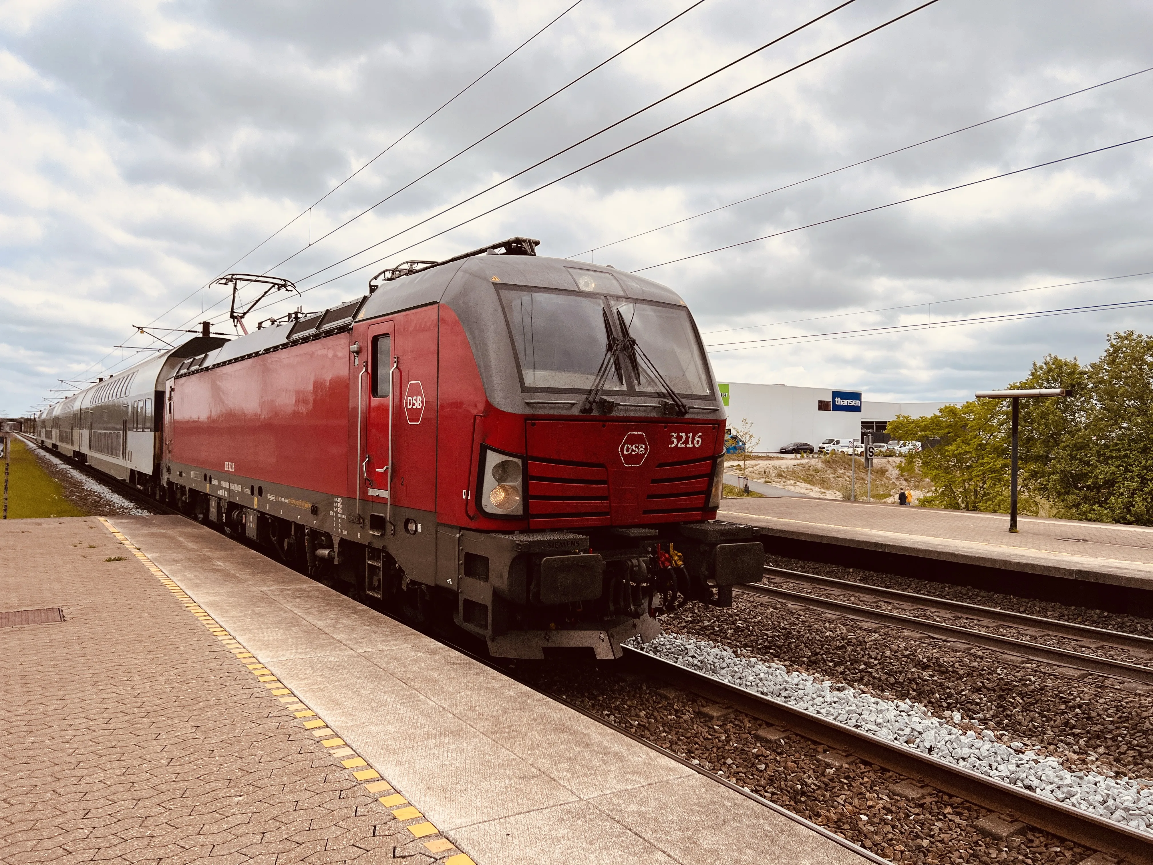 Billede af DSB EB 3216 fotograferet ud for Trekroner Trinbræt. Billede af DSB EB 3216 fotograferet ud for Trekroner Trinbræt.