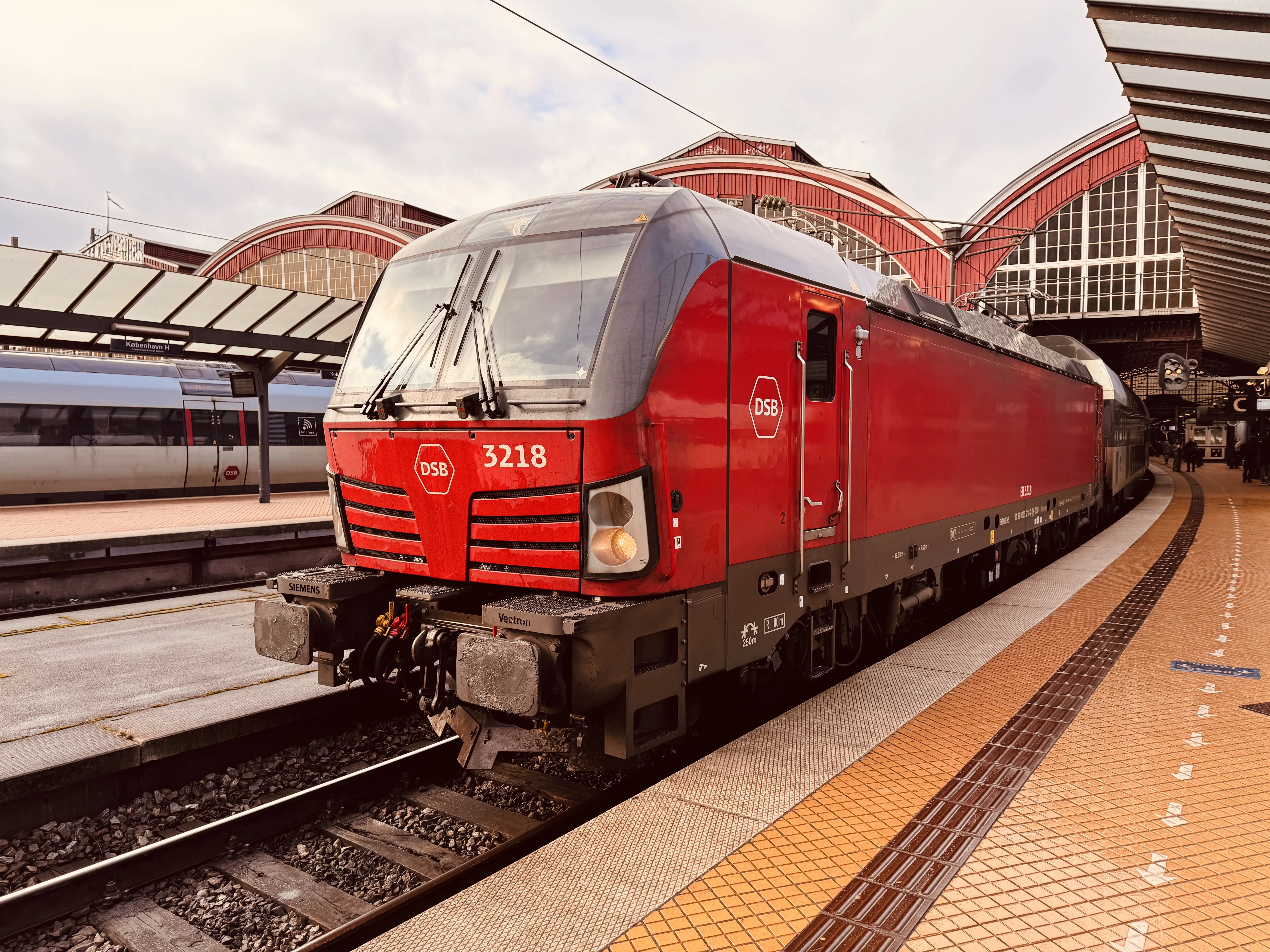 Billede af DSB EB 3218 fotograferet ud for København Hovedbanegård. Billede af DSB EB 3218 fotograferet ud for København Hovedbanegård.