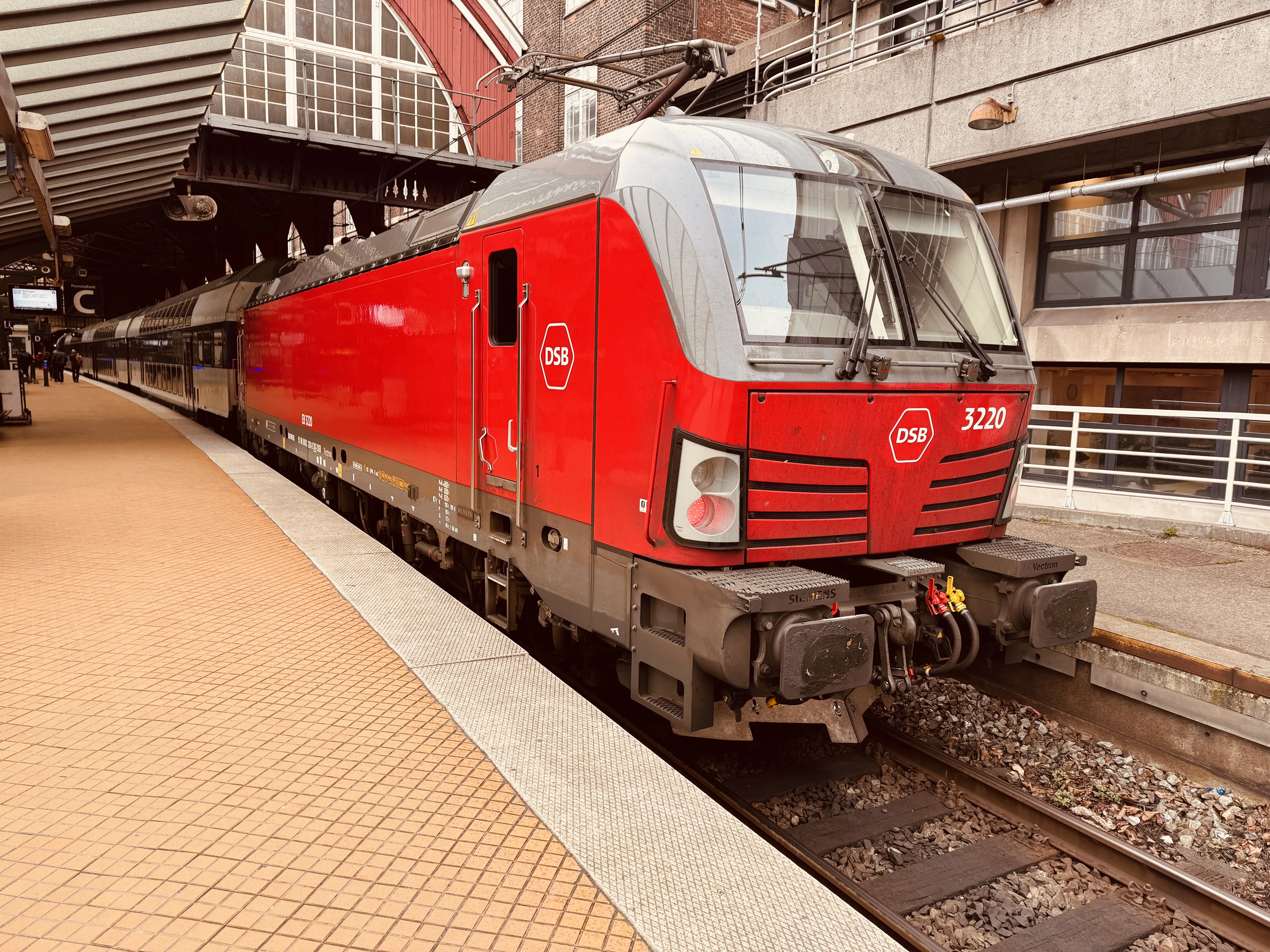Billede af DSB EB 3220 fotograferet ud for København Hovedbanegård. Billede af DSB EB 3220 fotograferet ud for København Hovedbanegård.